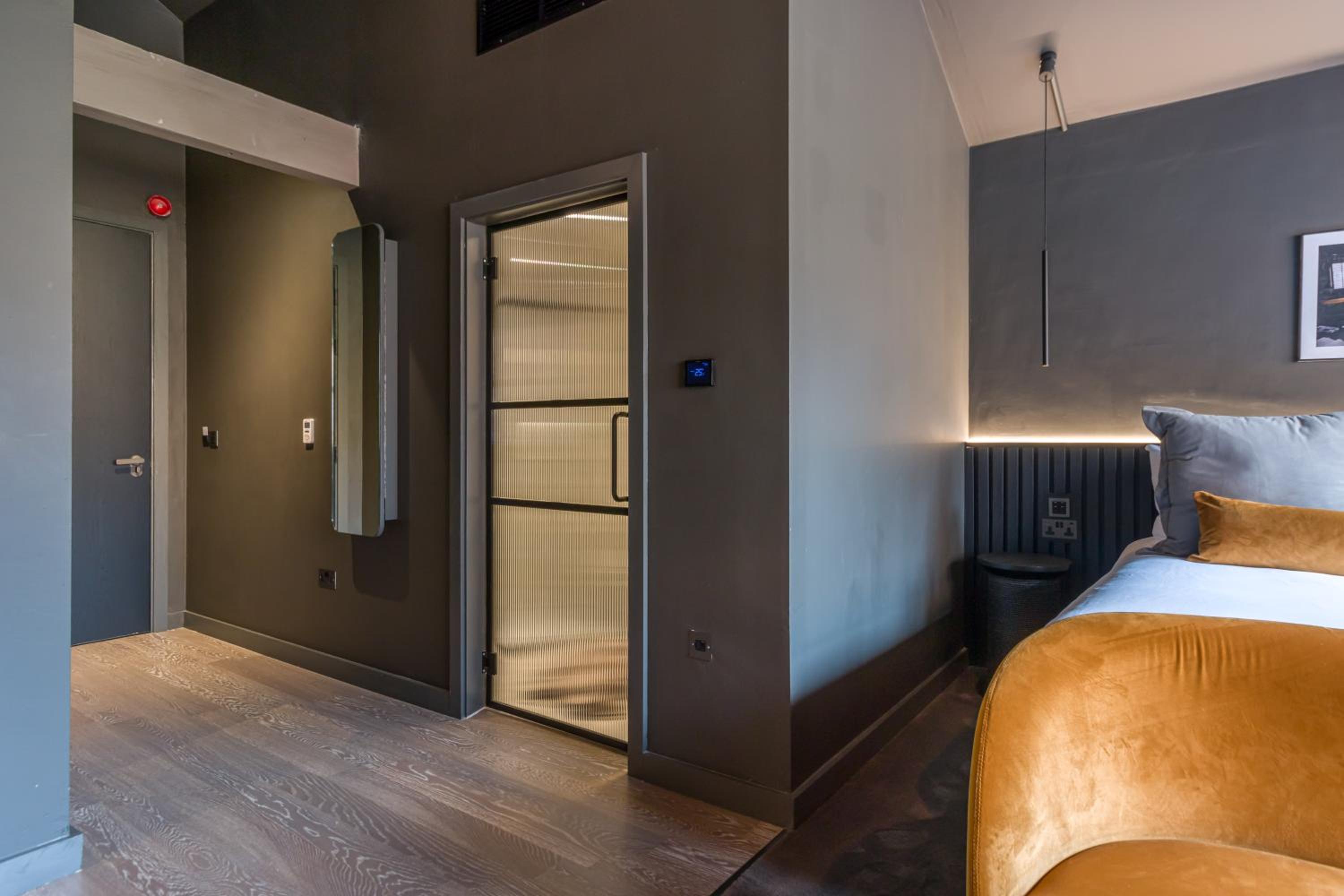 Suite - Photo 20