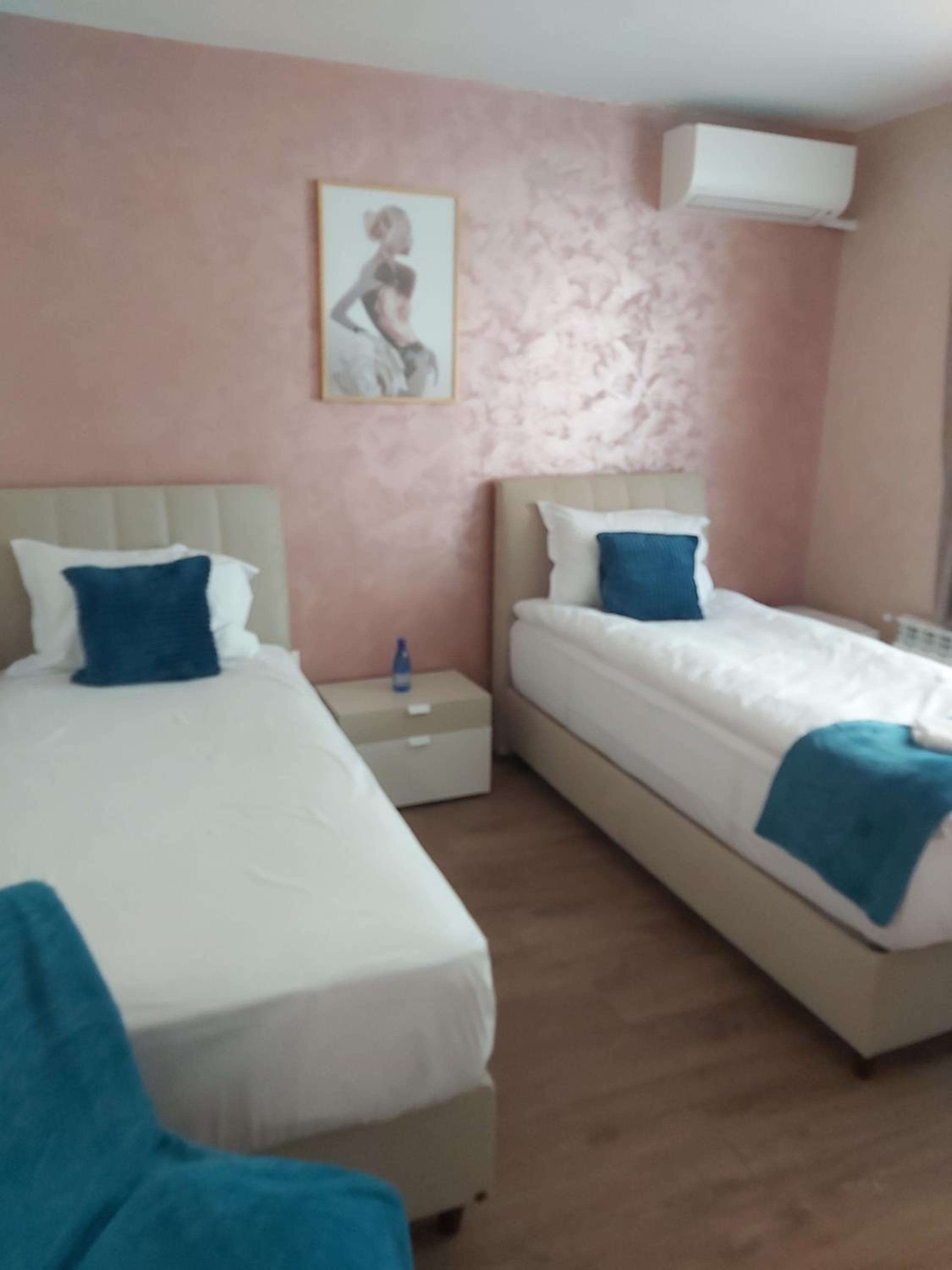 Twin Room with Private Bathroom - Photo 3