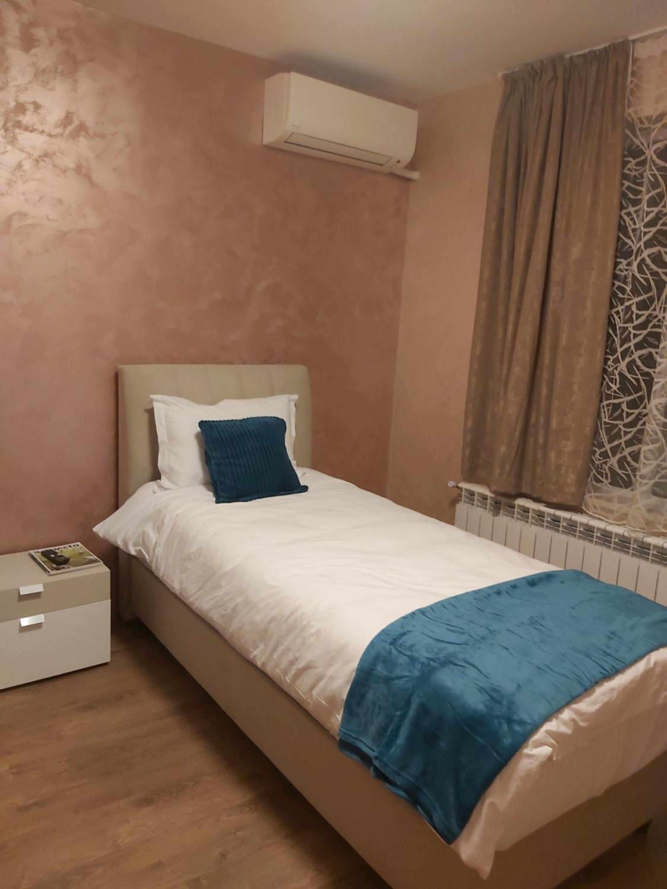 Twin Room with Private Bathroom - Photo 5