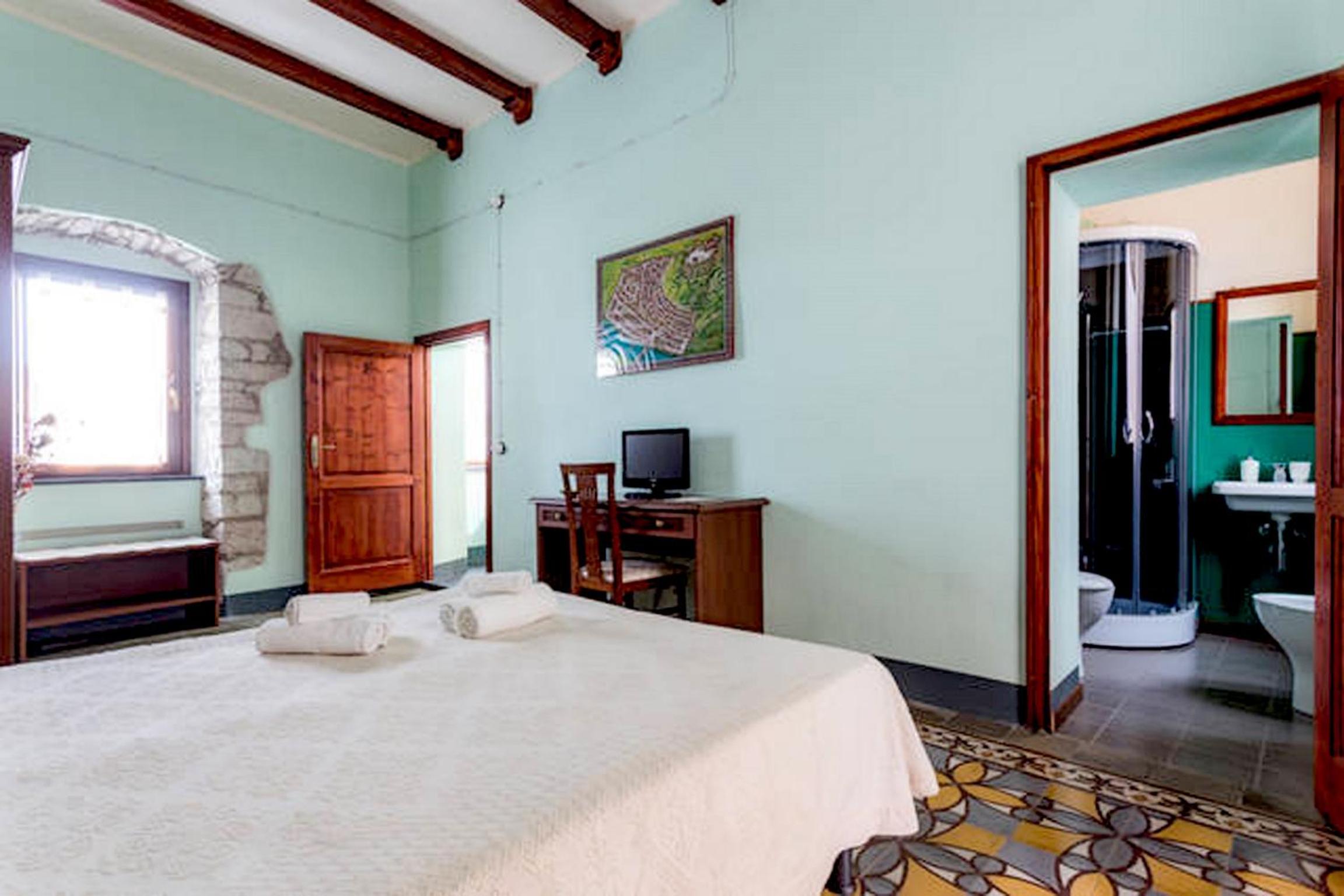 Double Room - Photo 8