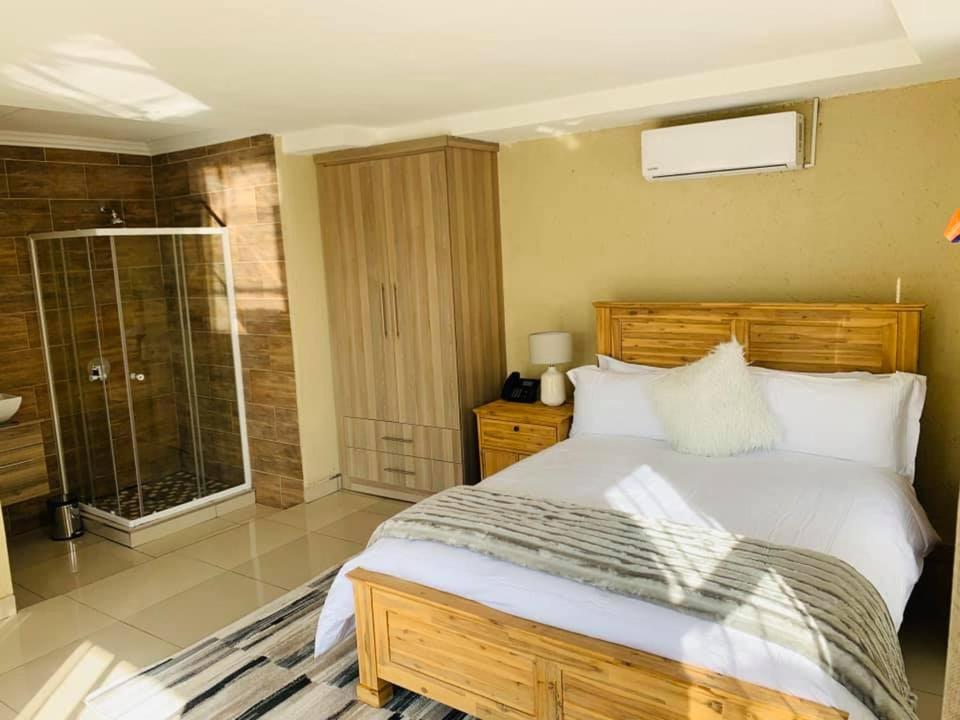 Queen Room photo 3
