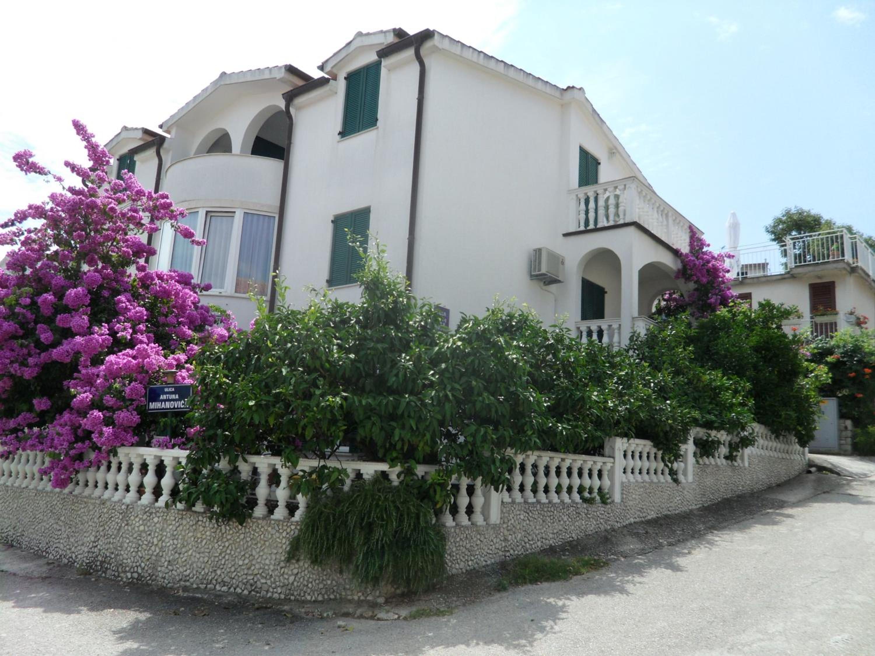 Apartment with Terrace - Photo 13