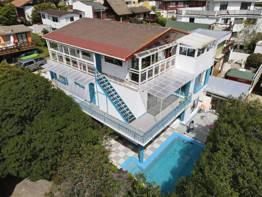 Eight-Bedroom House photo 3