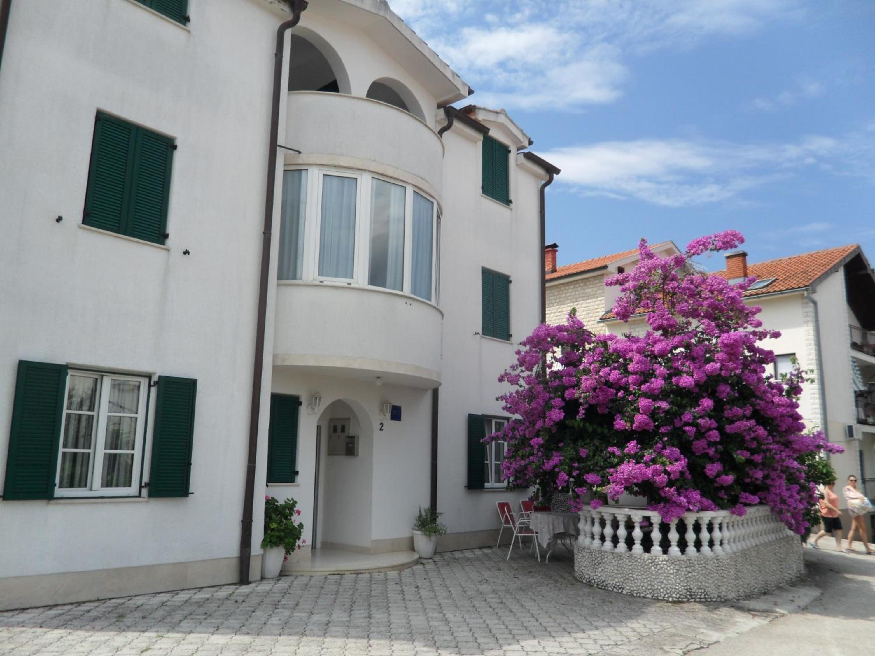 Apartment with Terrace - Photo 11