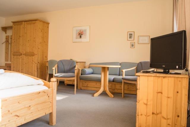 Large Double Room - Photo 3