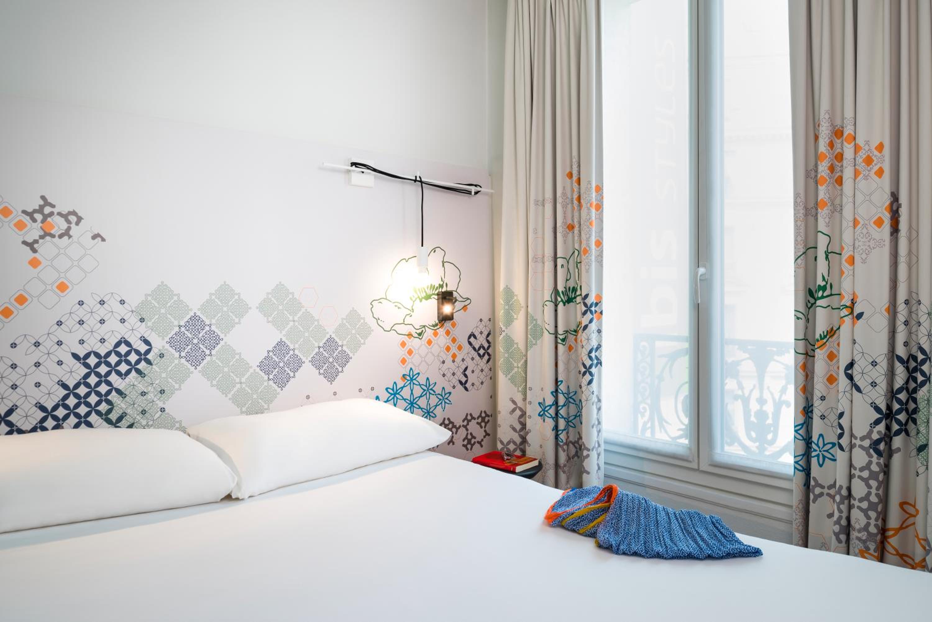 Standard Twin Room thumbnail 5