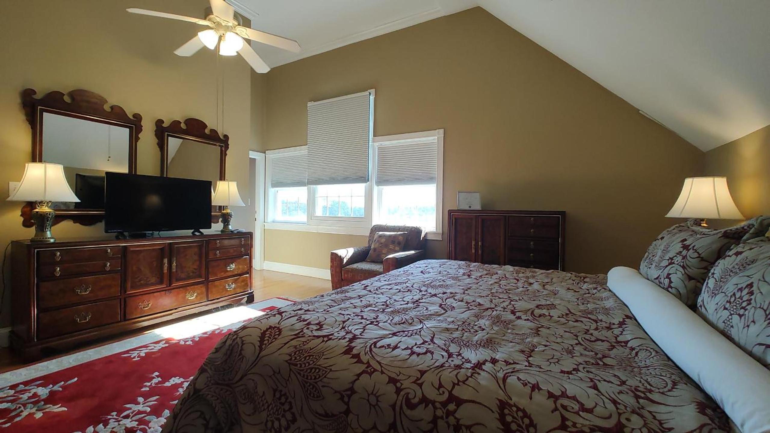 Deluxe King Room photo 1