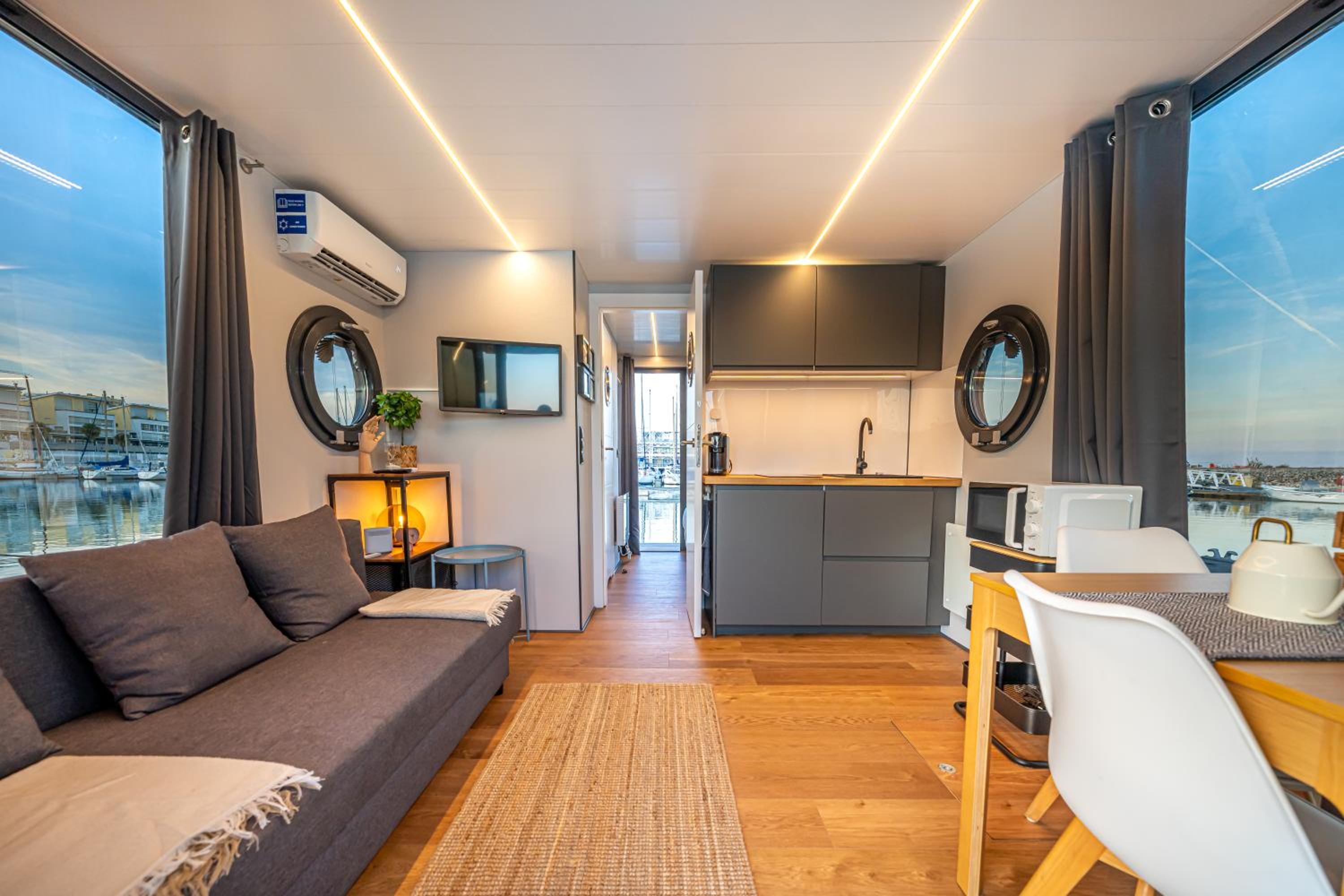 One Cabin Boat photo 1