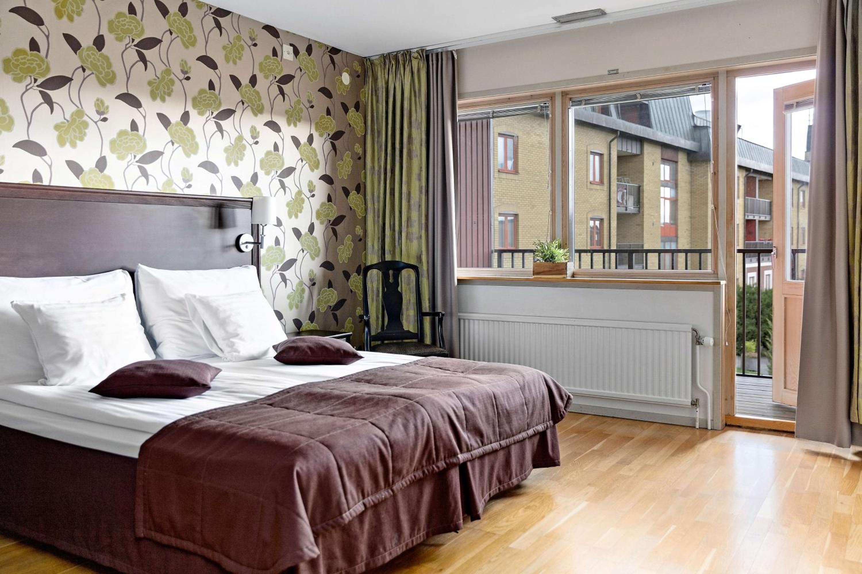 Twin Room with Sofa Bed - Non-Smoking photo 1
