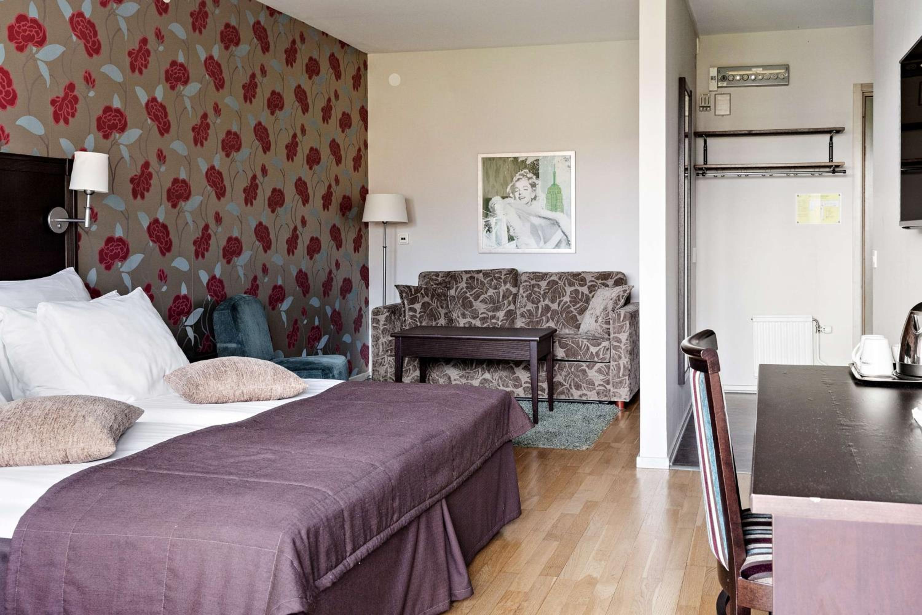 King Room with Sofa Bed photo 2