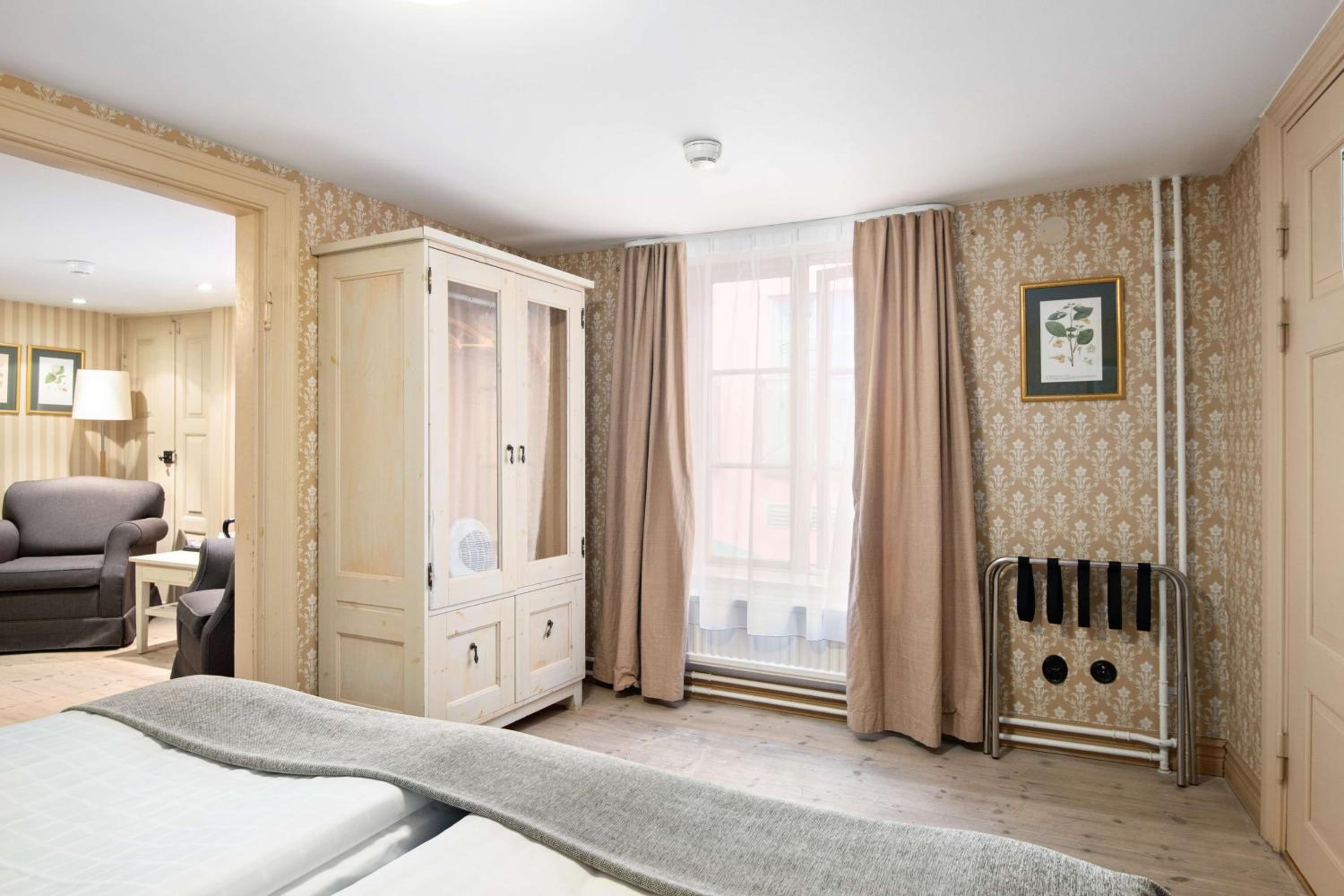 Suite with Two Single Beds - Photo 5