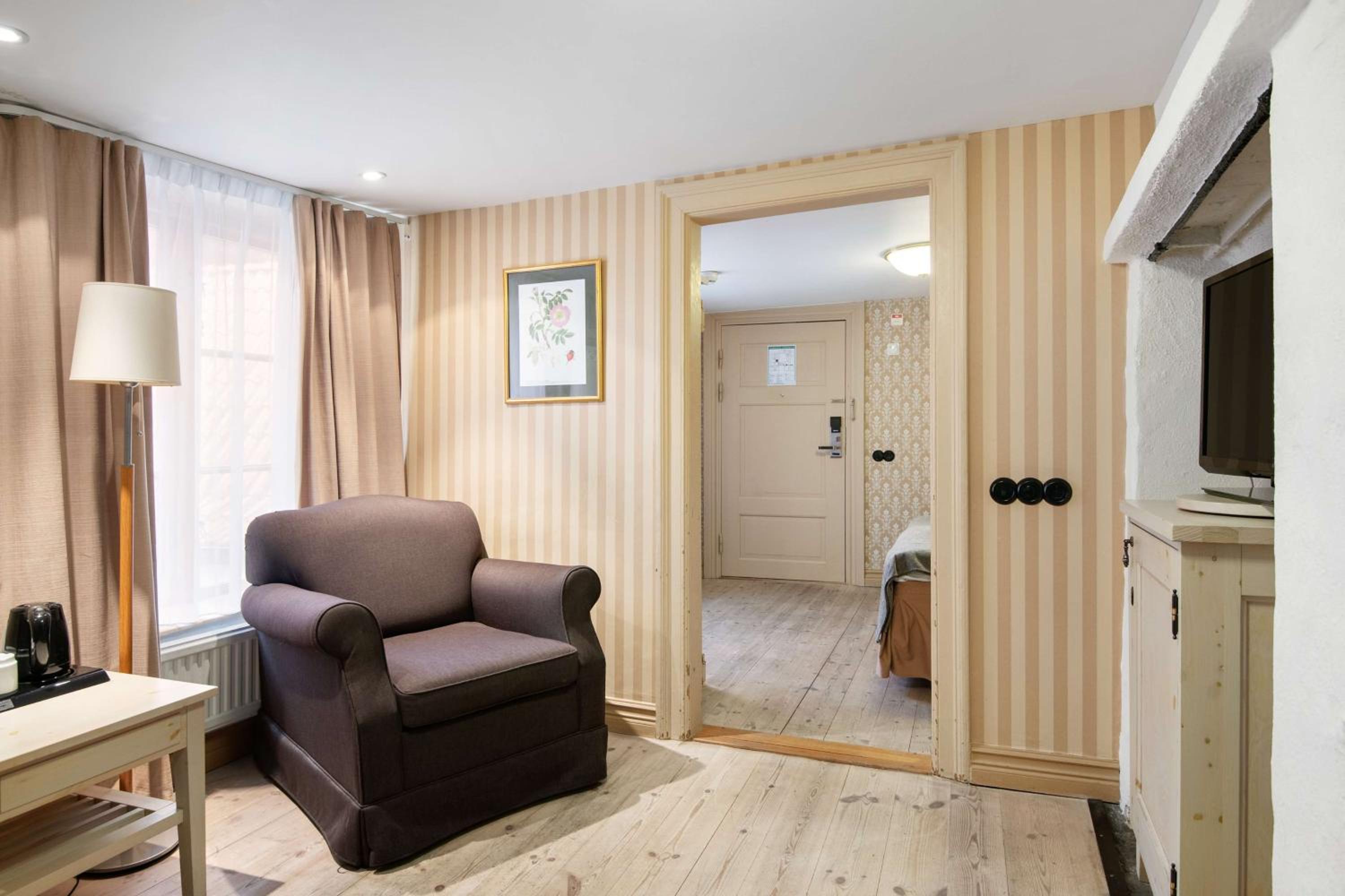 Suite with Two Single Beds - Photo 6