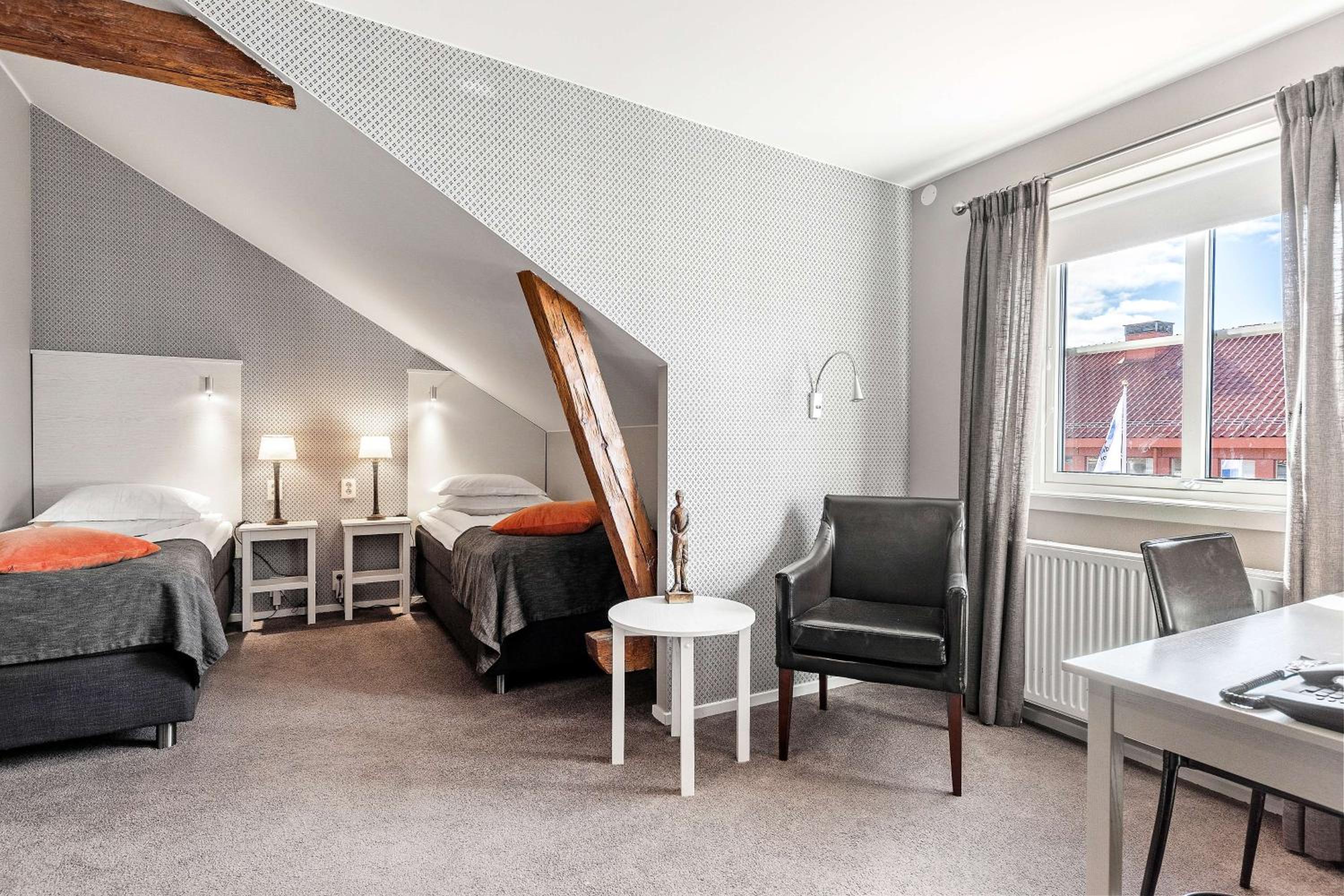 Twin Room - Non-Smoking photo 2