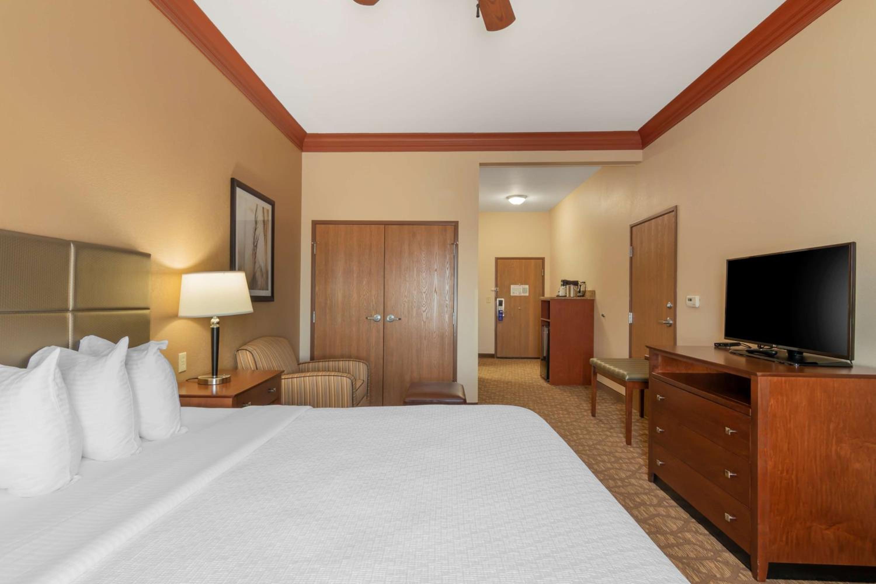 King Room with Bath Tub - Disability Access/Non-Smoking  photo 3