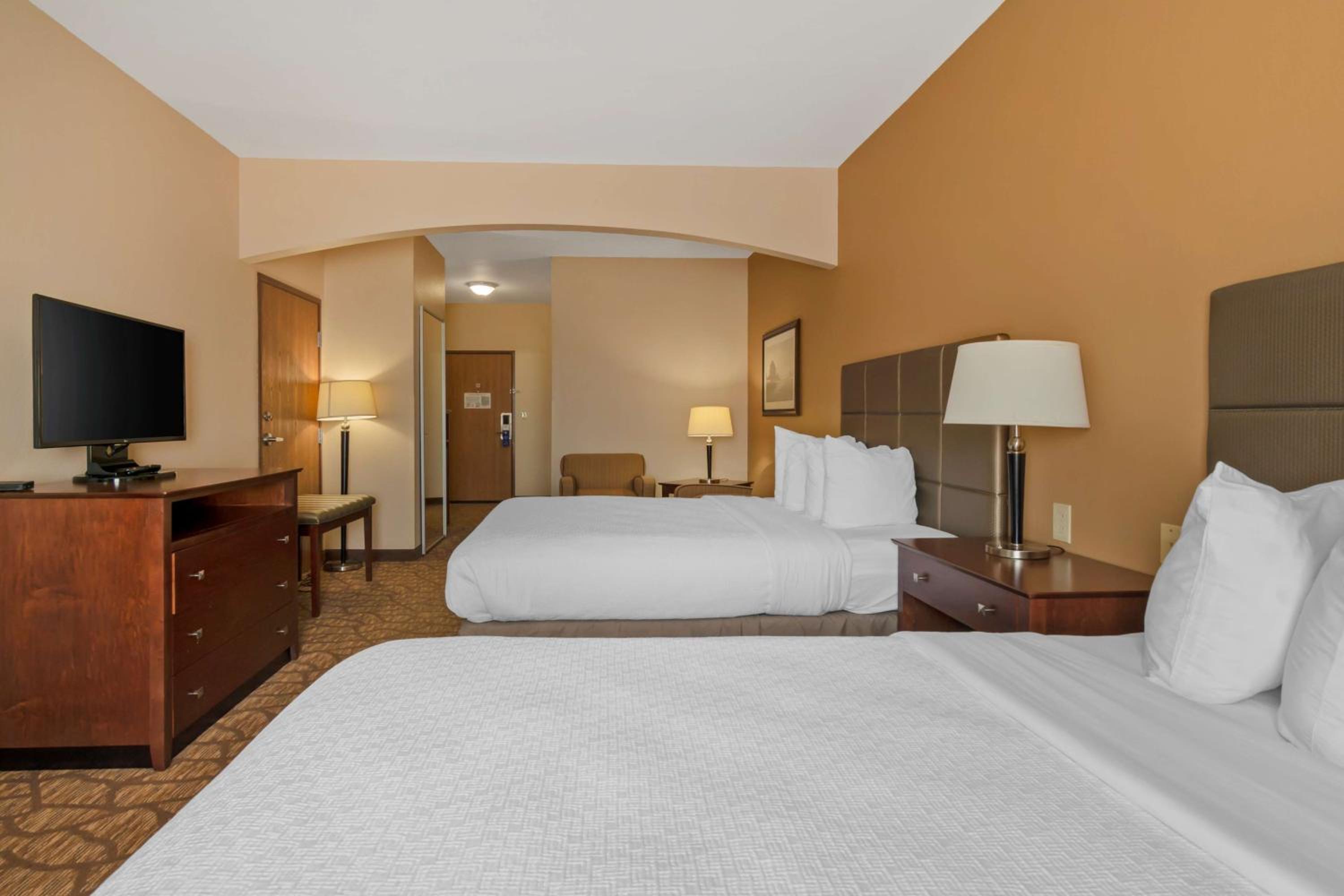 Queen Room with Two Queen Beds and Bath Tub - Disability Access/Non-Smoking  photo 3