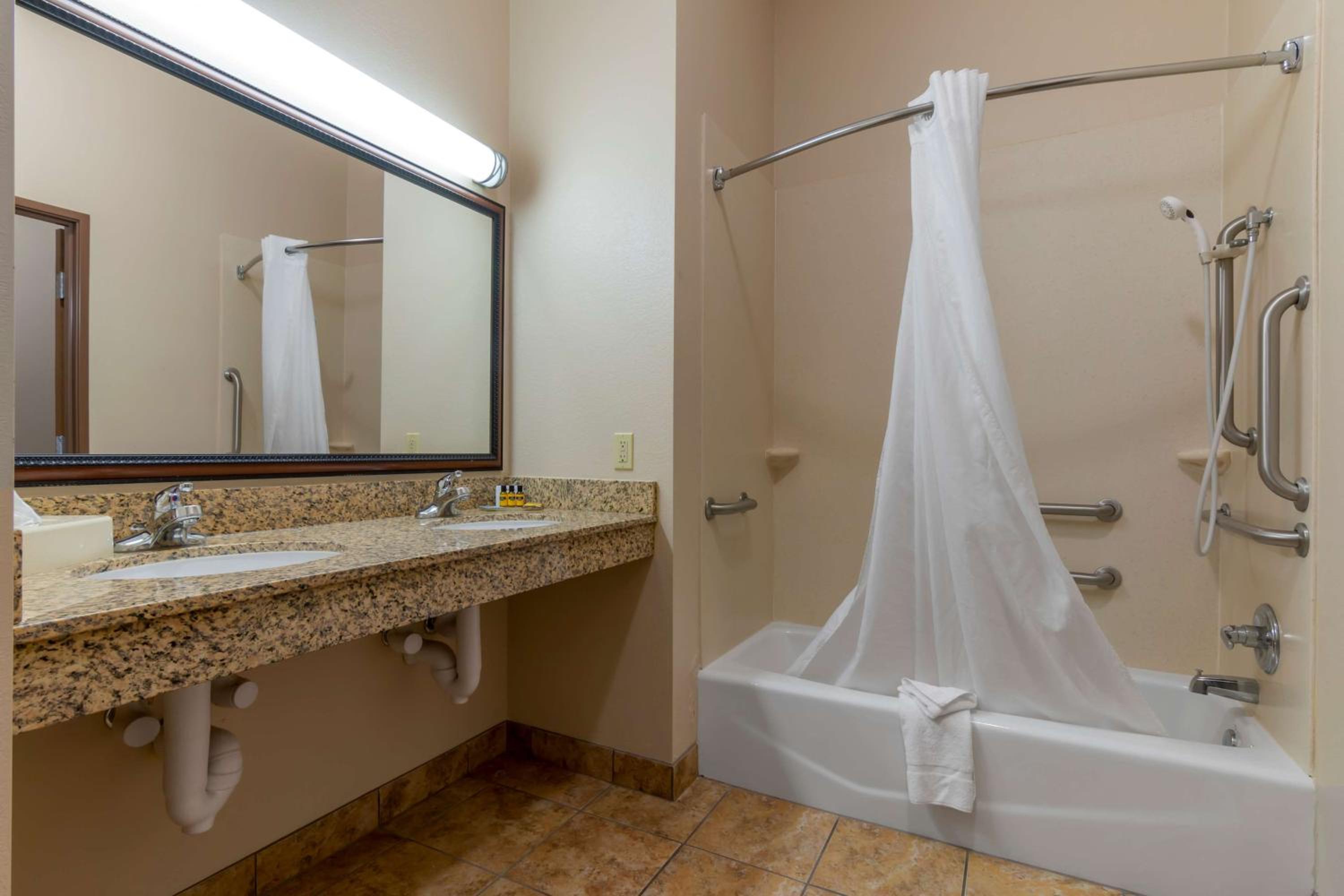 King Room with Bath Tub - Disability Access/Non-Smoking  photo 2