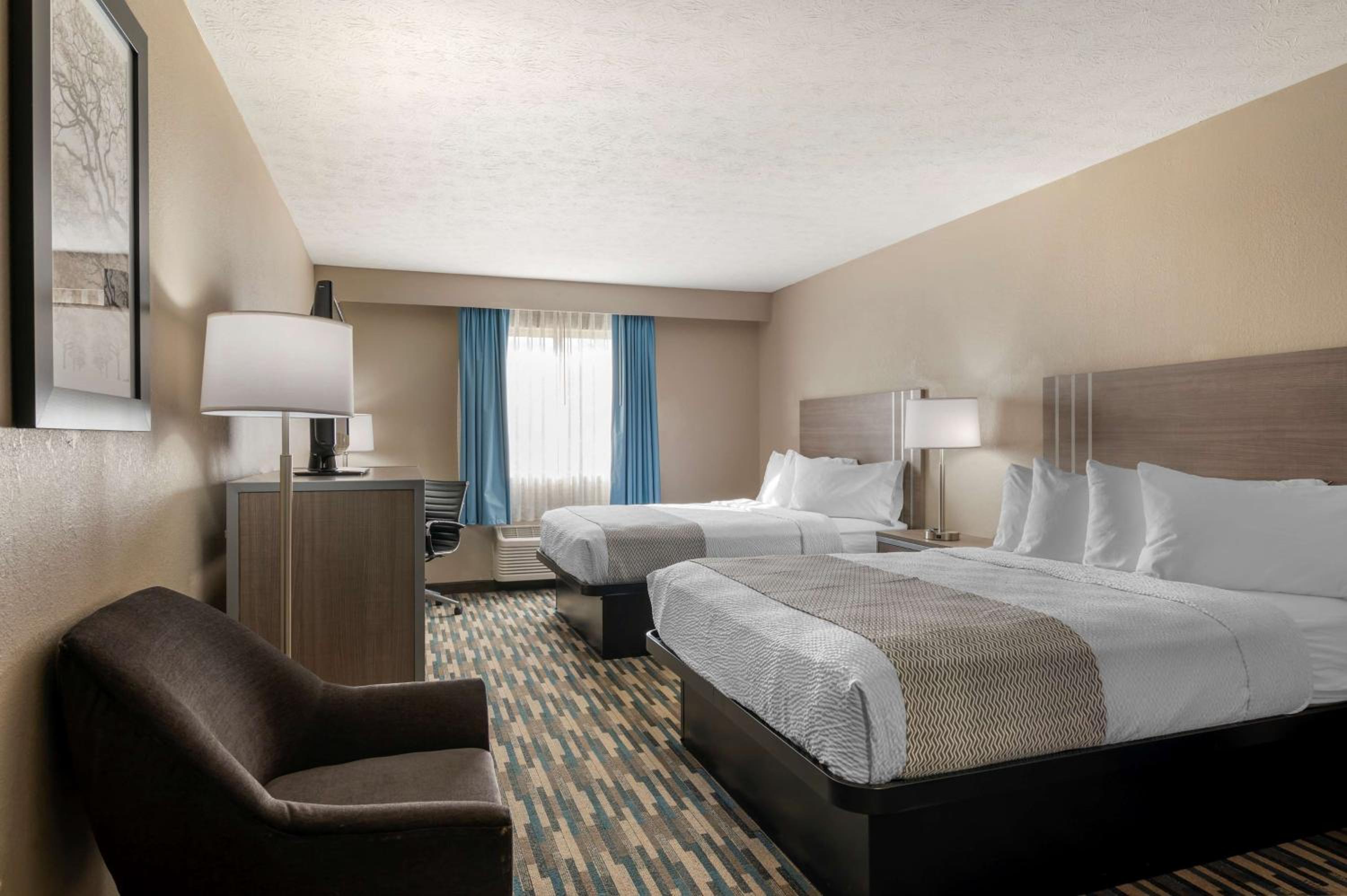 Queen Room with Two Queen Beds - Non-Smoking - Photo 1
