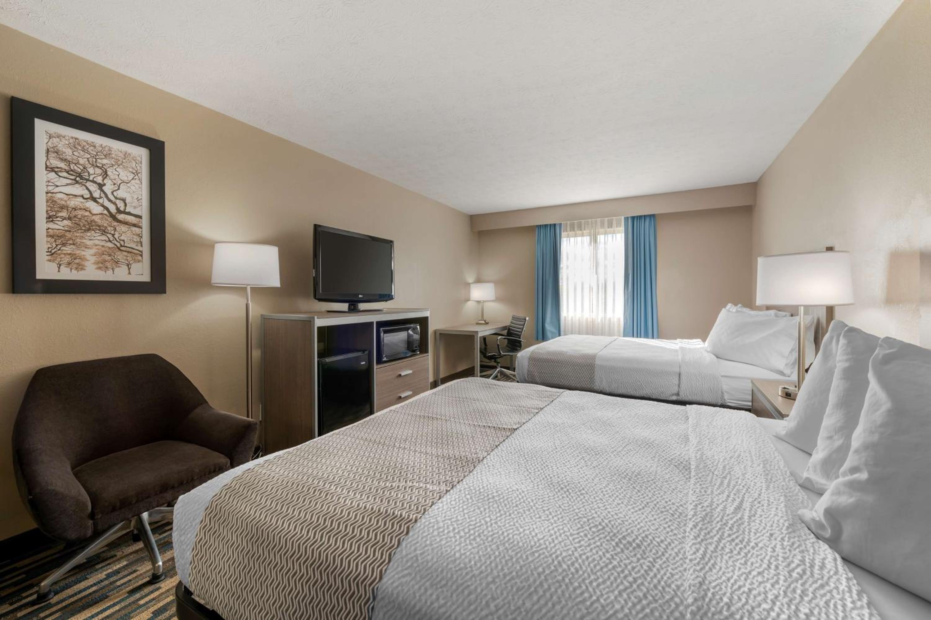 Queen Room with Two Queen Beds - Non-Smoking - Photo 3