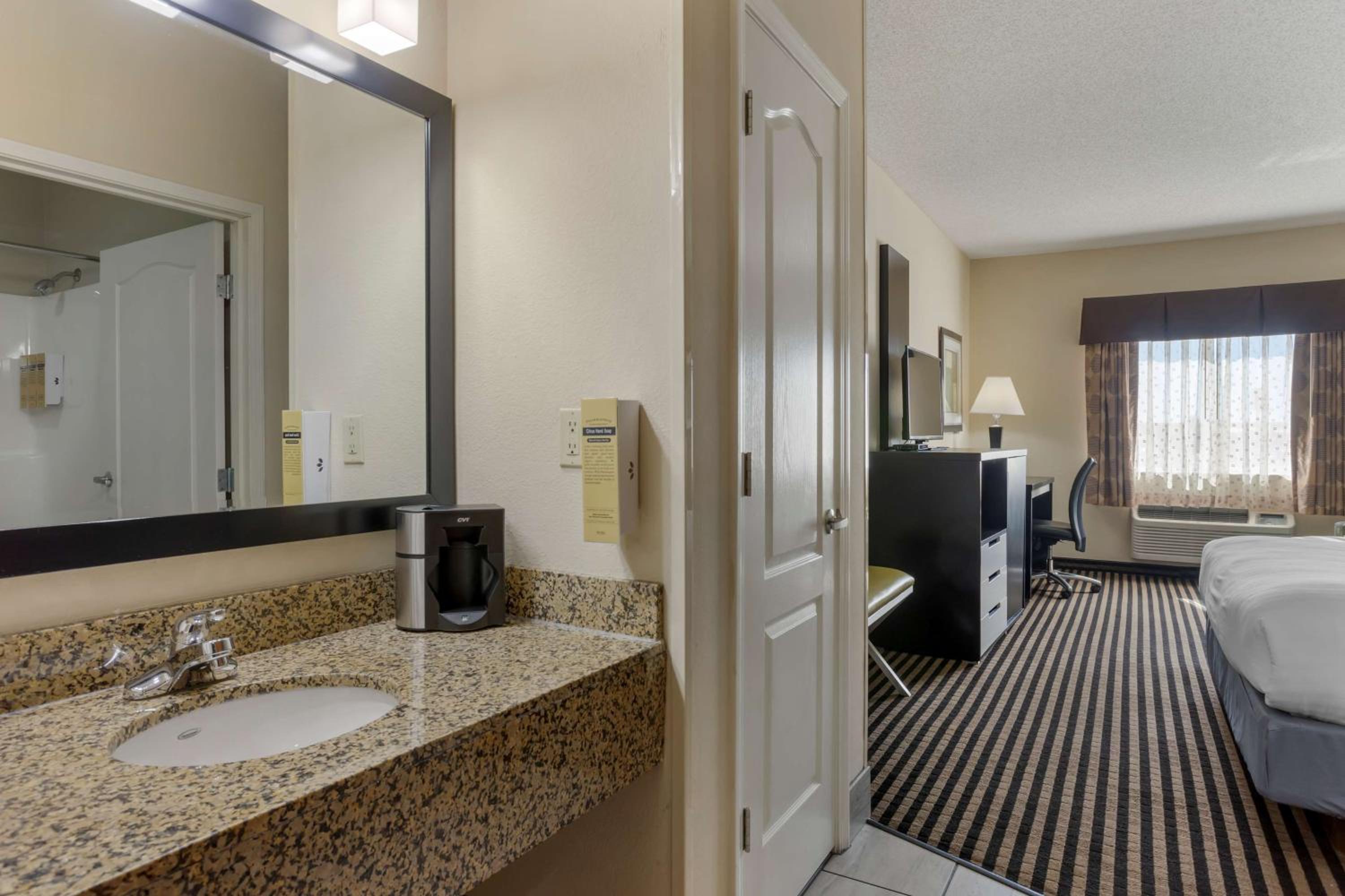 King Room with Spa Bath - Photo 2