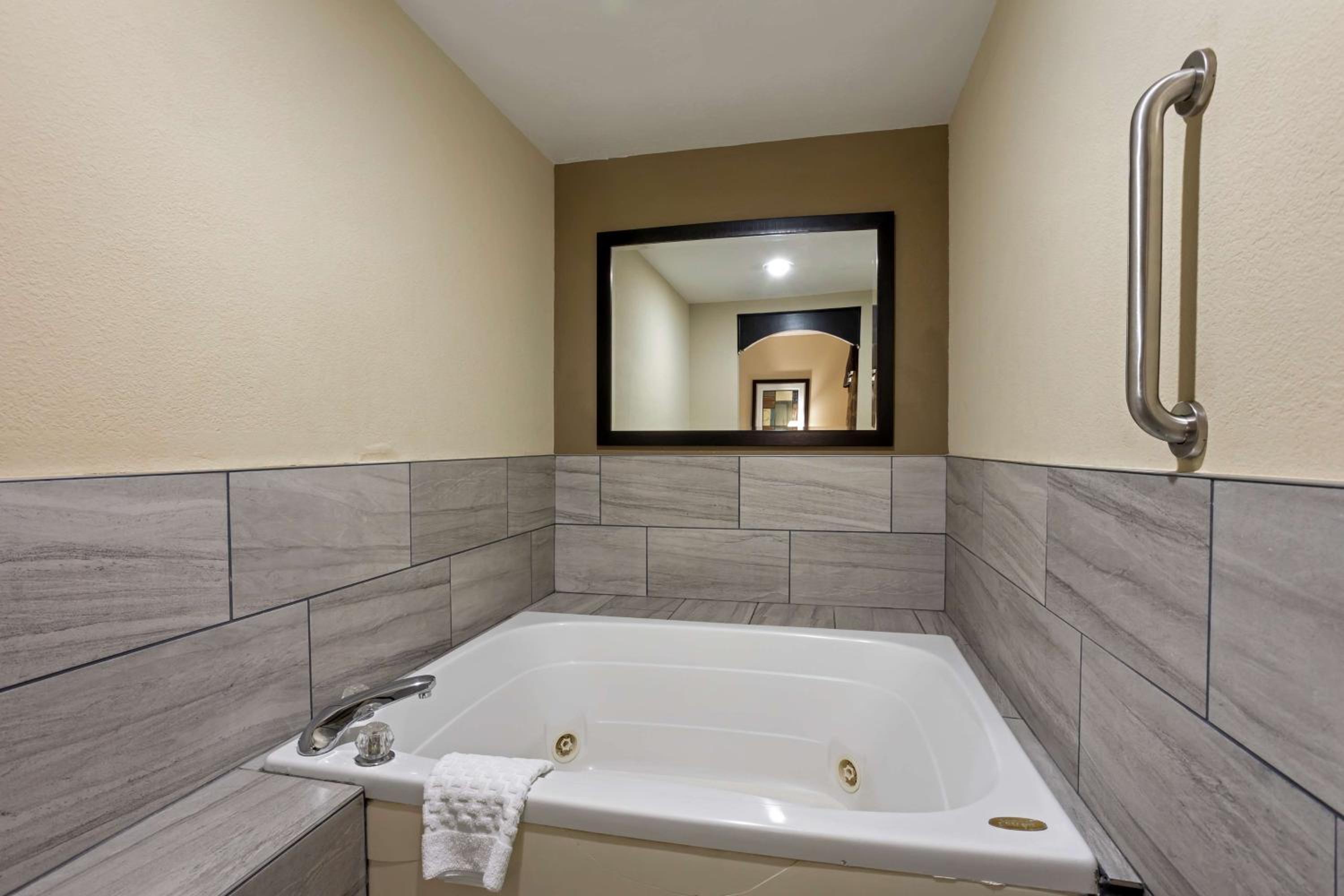 King Room - Non-Smoking - Photo 3