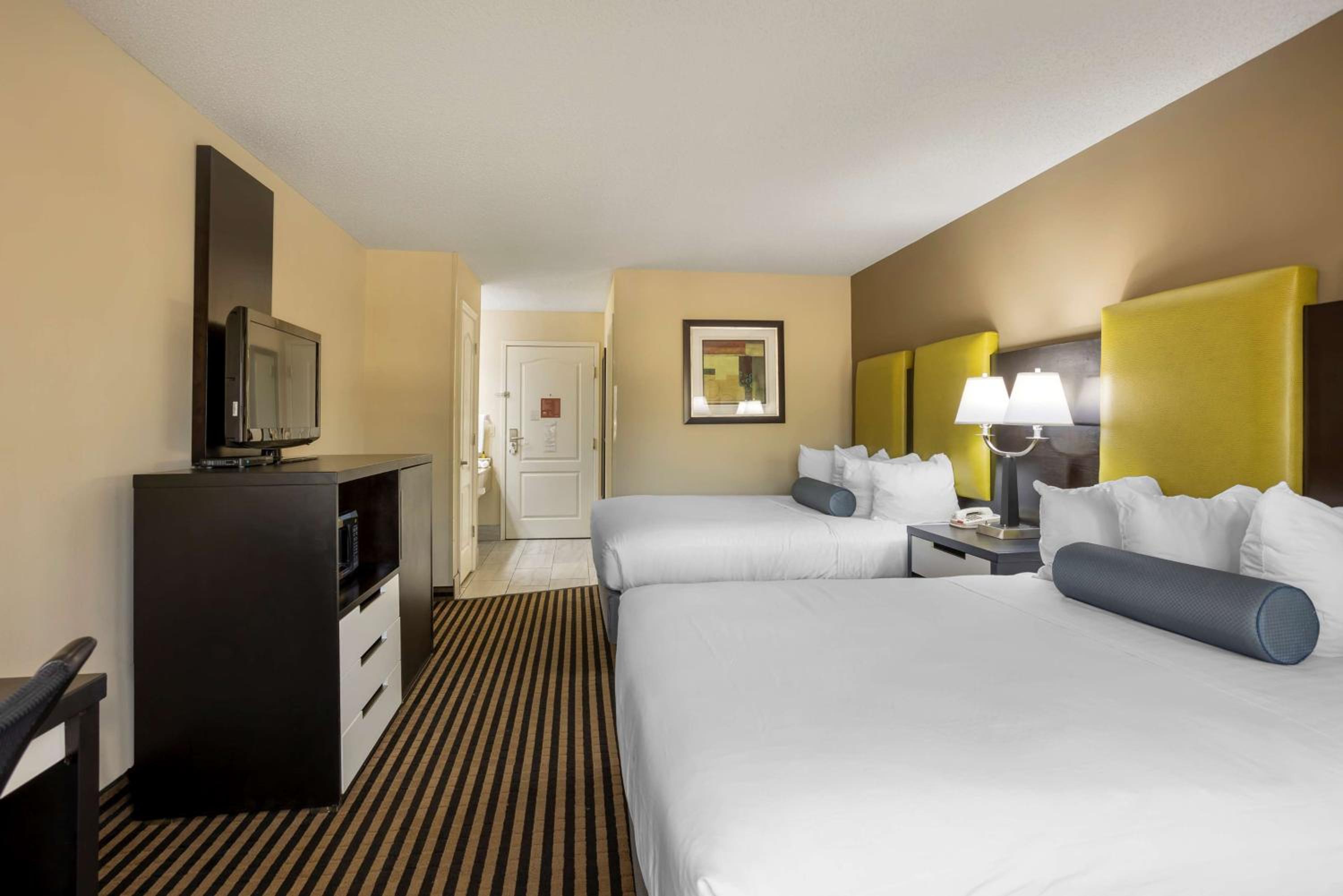 Queen Room with Two Queen Beds - Pet Friendly/Non-Smoking - Photo 3