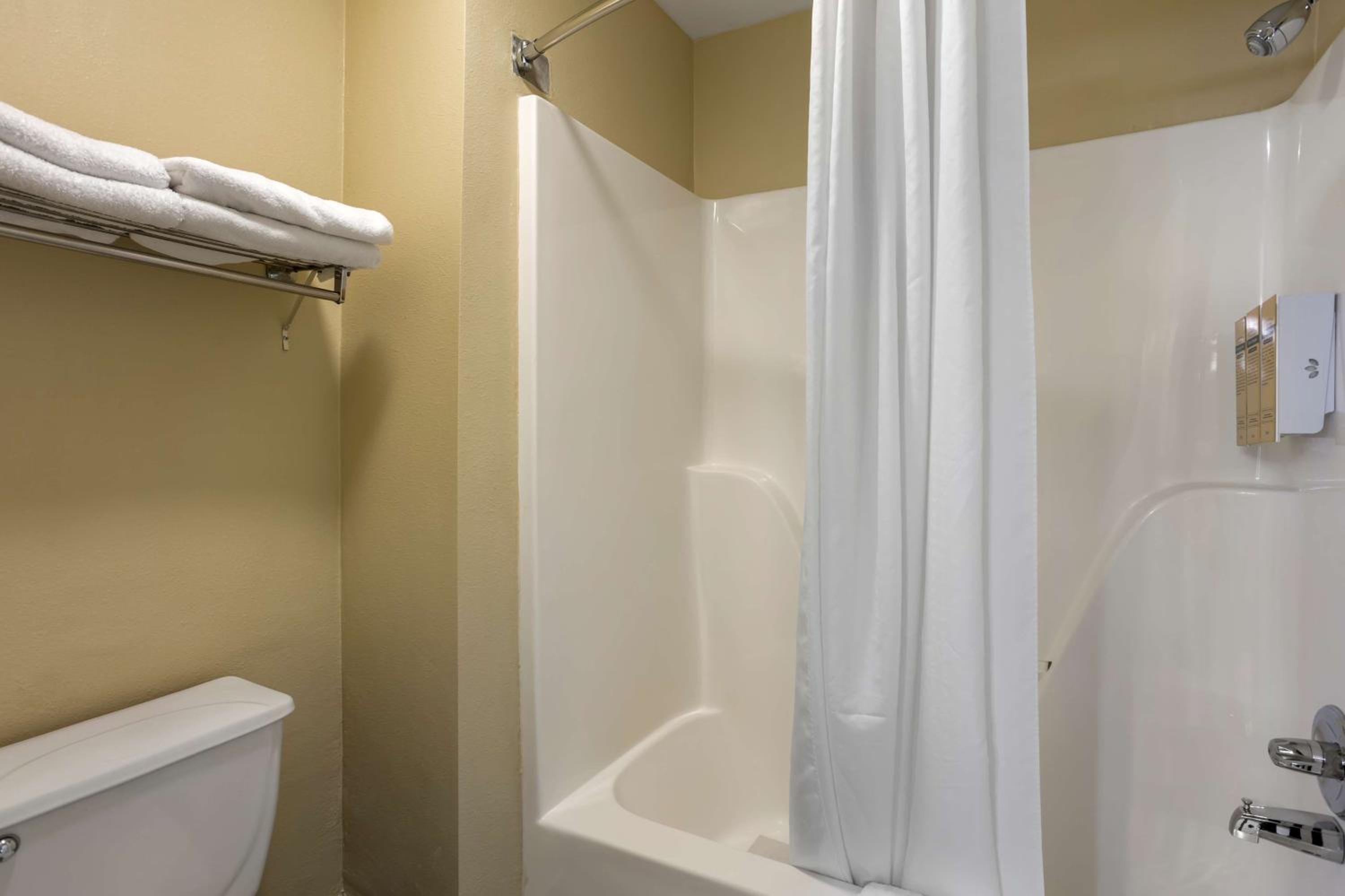 Queen Room with Two Queen Beds - Pet Friendly/Non-Smoking - Photo 2