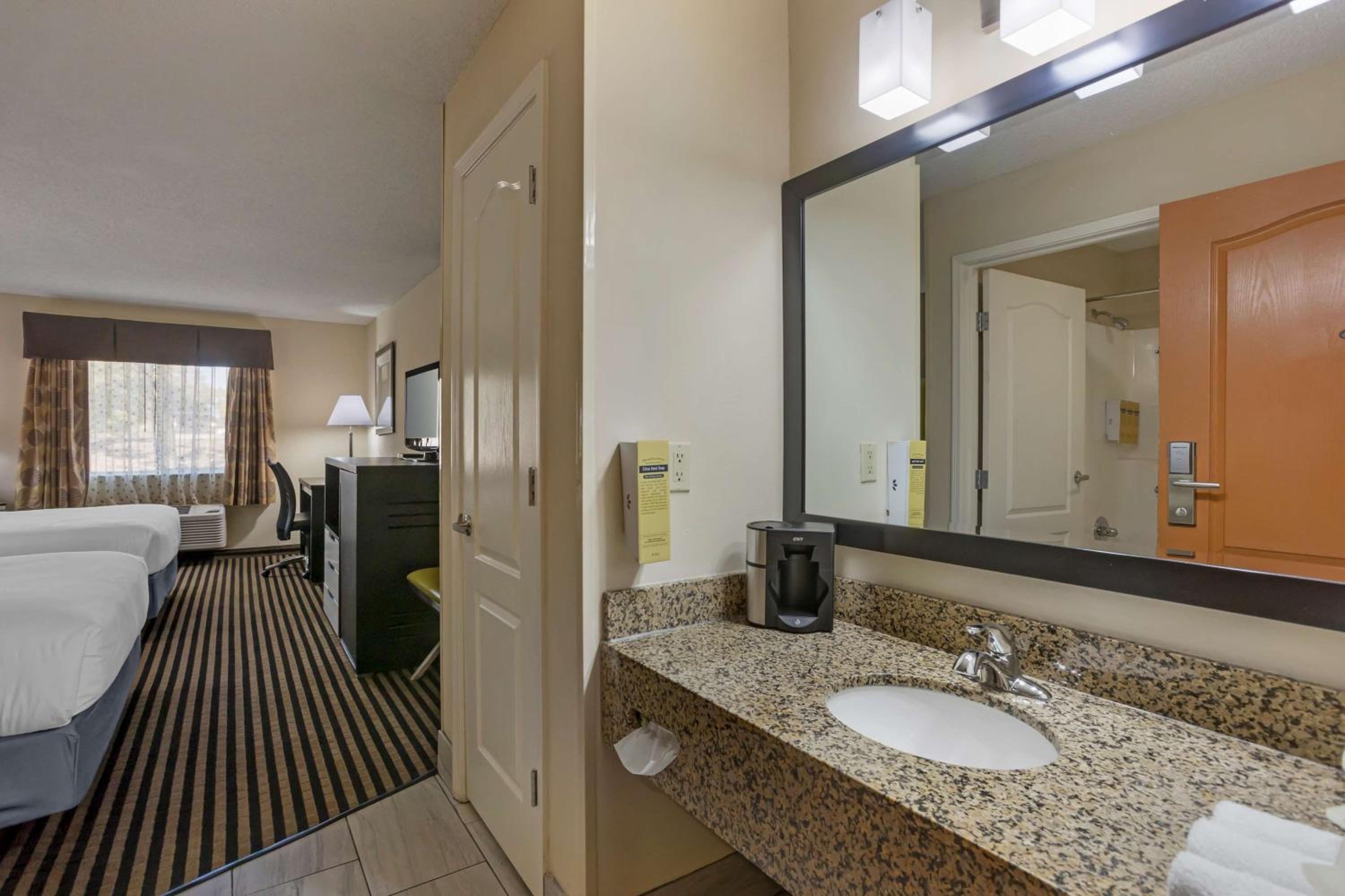Queen Room with Two Queen Beds - Pet Friendly/Non-Smoking - Photo 4