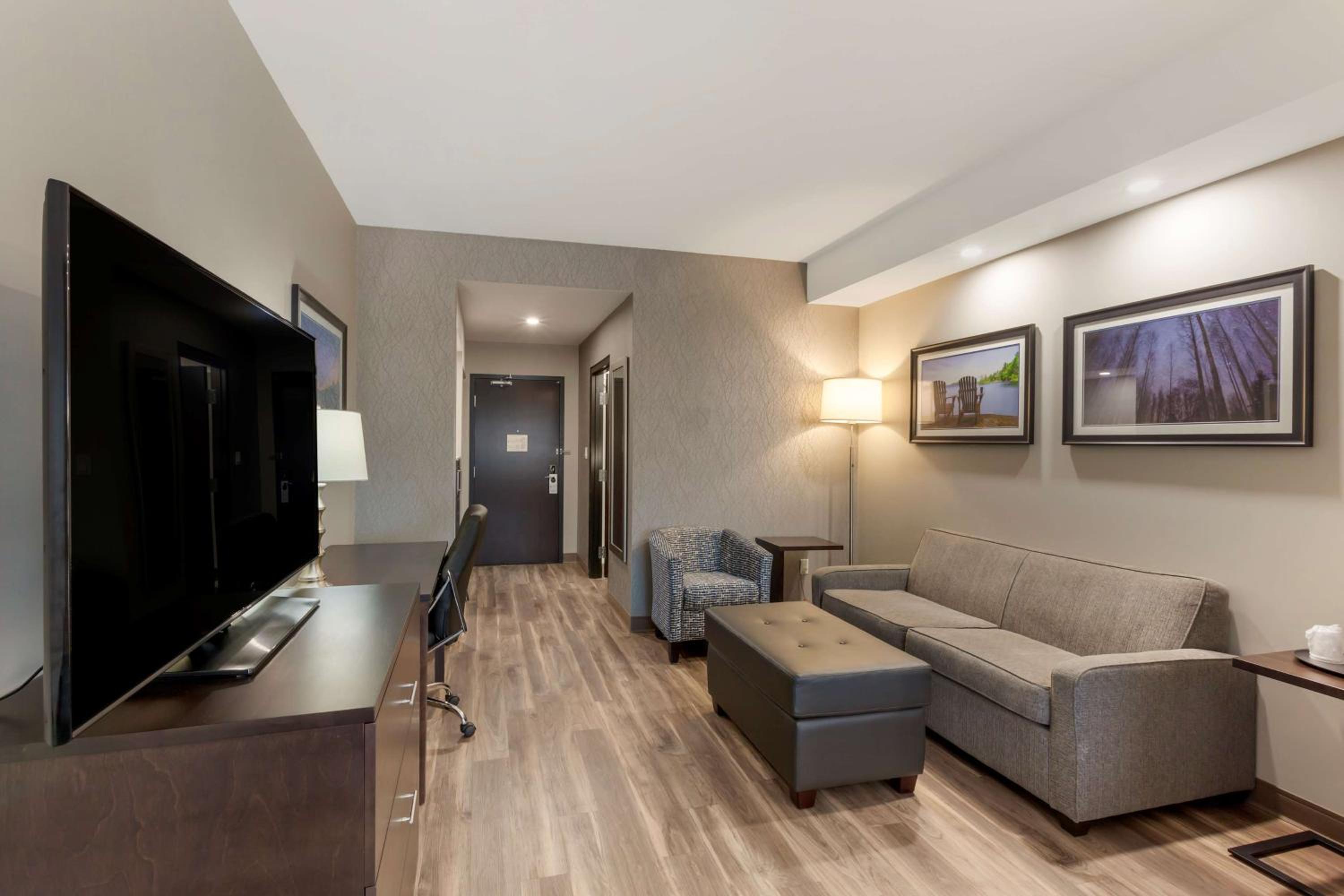 King Suite - Non-Smoking - Photo 2