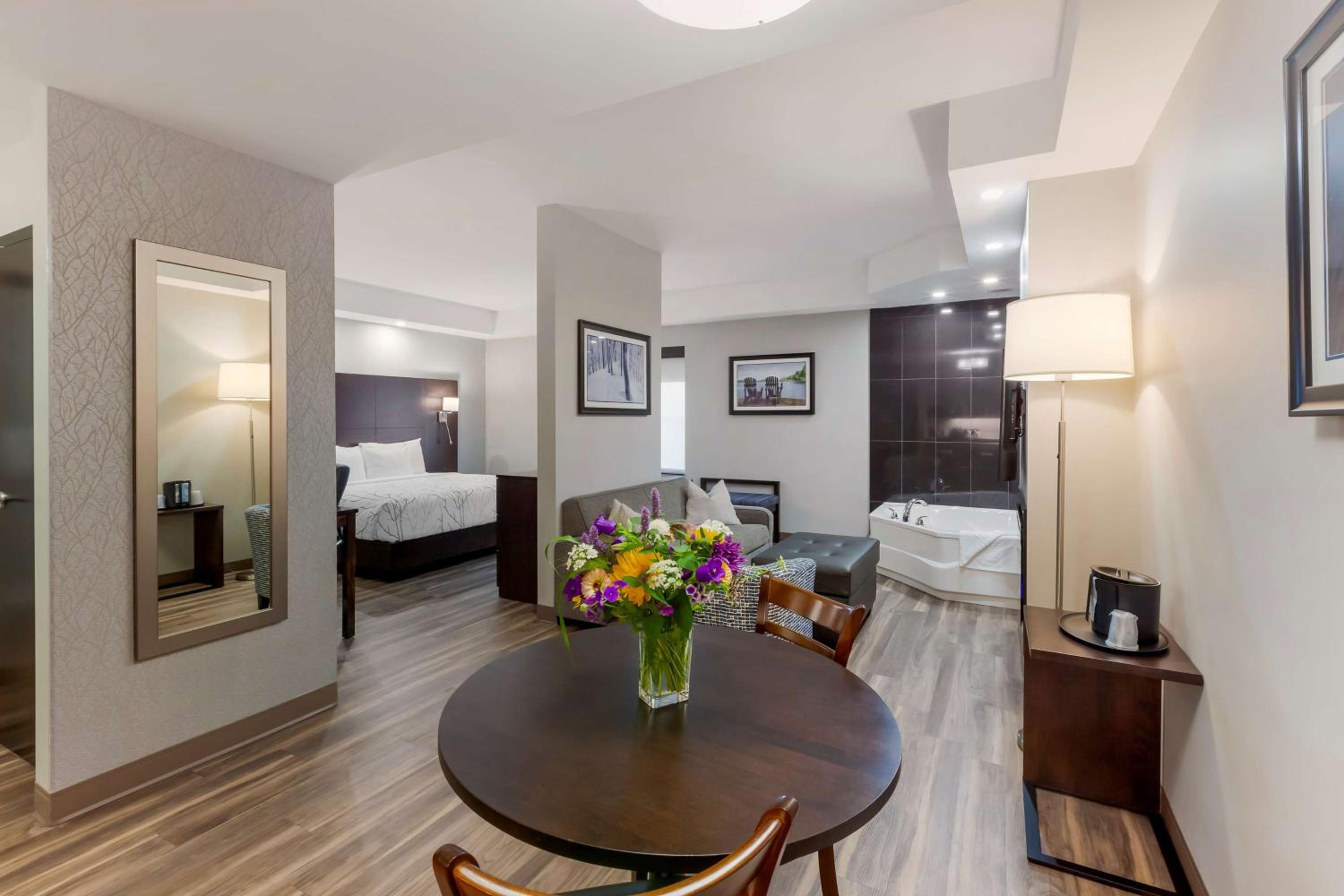 King Suite with Whirlpool - Non-Smoking - Photo 2