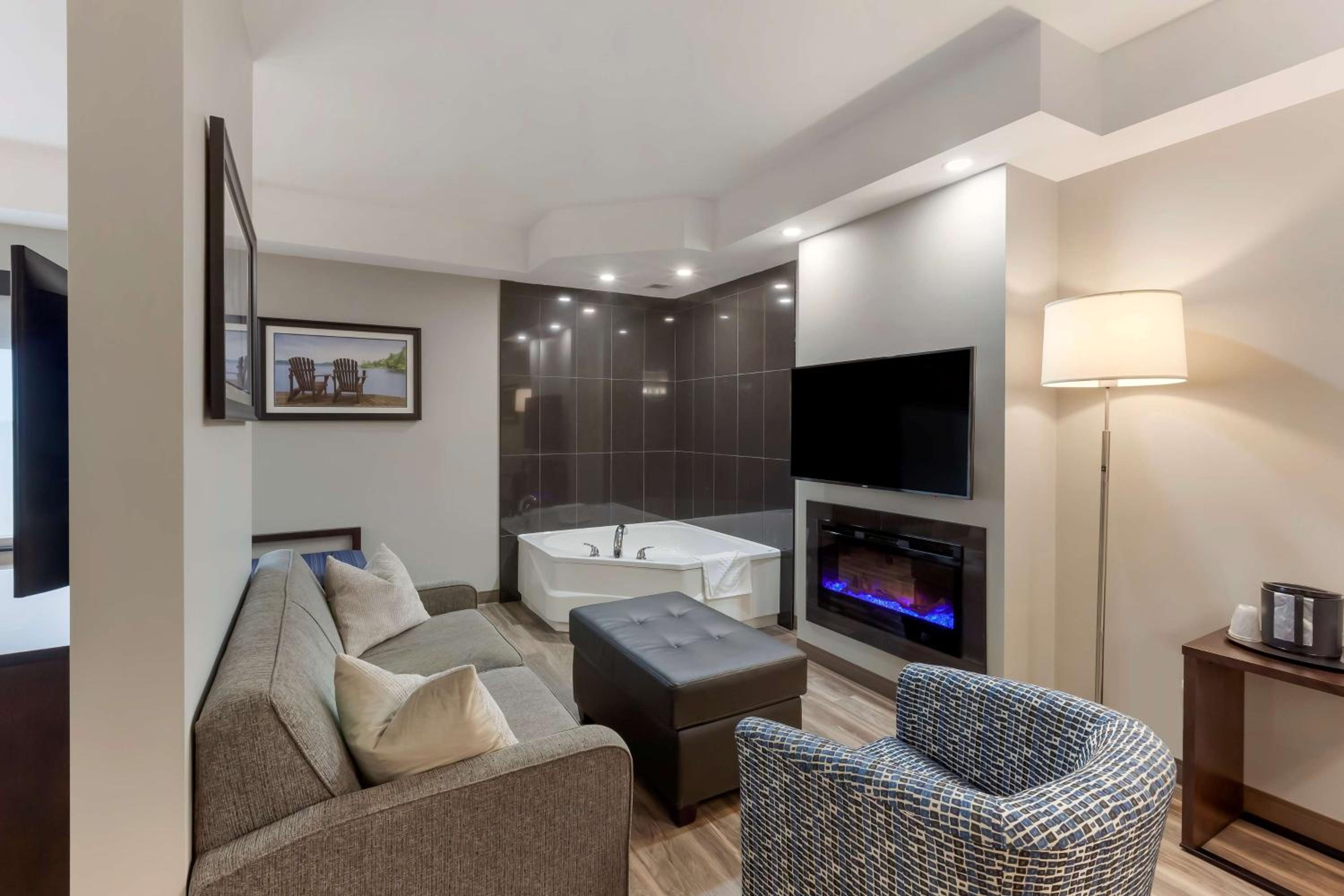 King Suite with Whirlpool - Non-Smoking - Photo 3