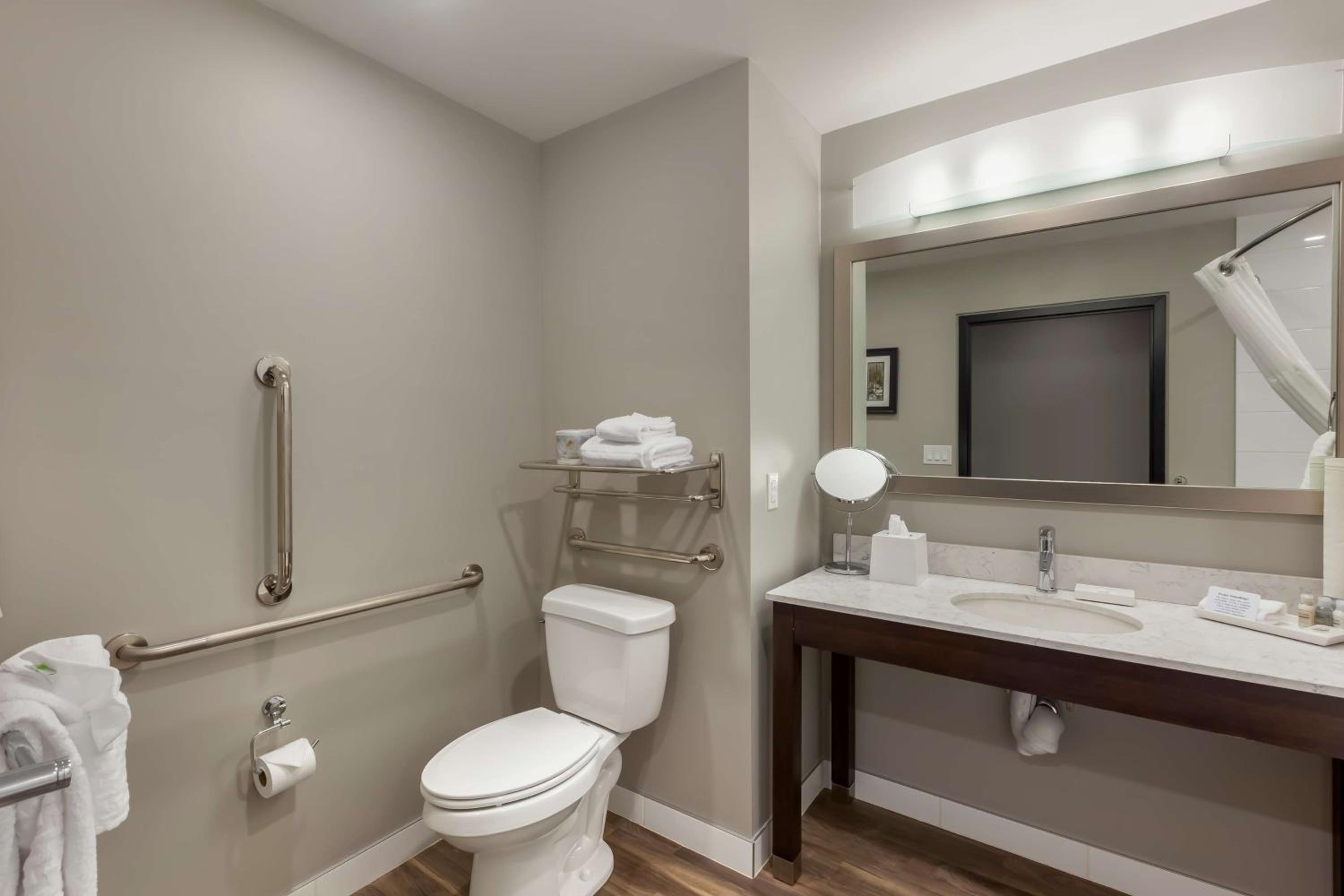 Queen Room with Two Queen Beds and Mobility Accessible Bathtub - Photo 4