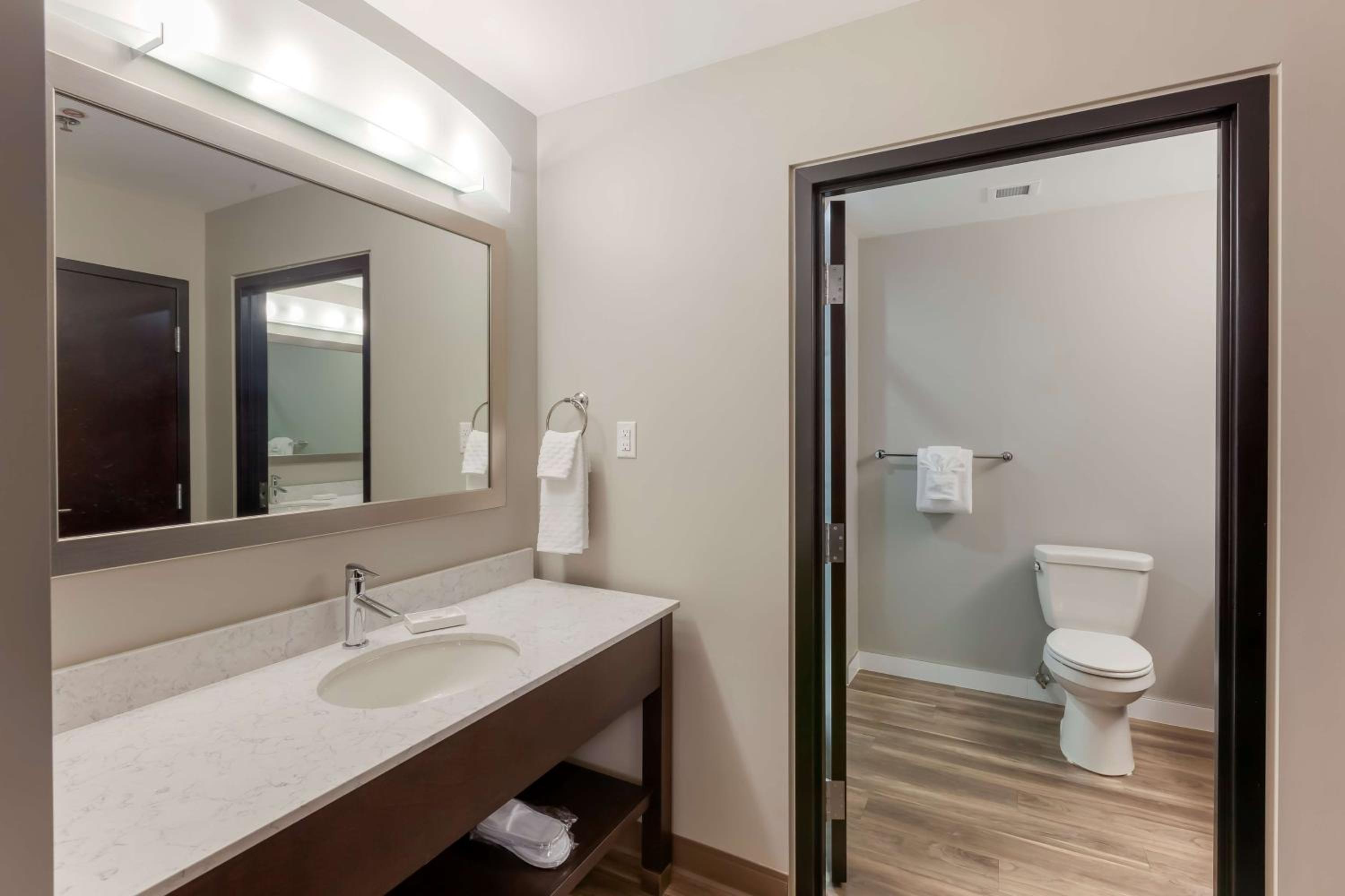 King Suite with Whirlpool - Non-Smoking - Photo 1