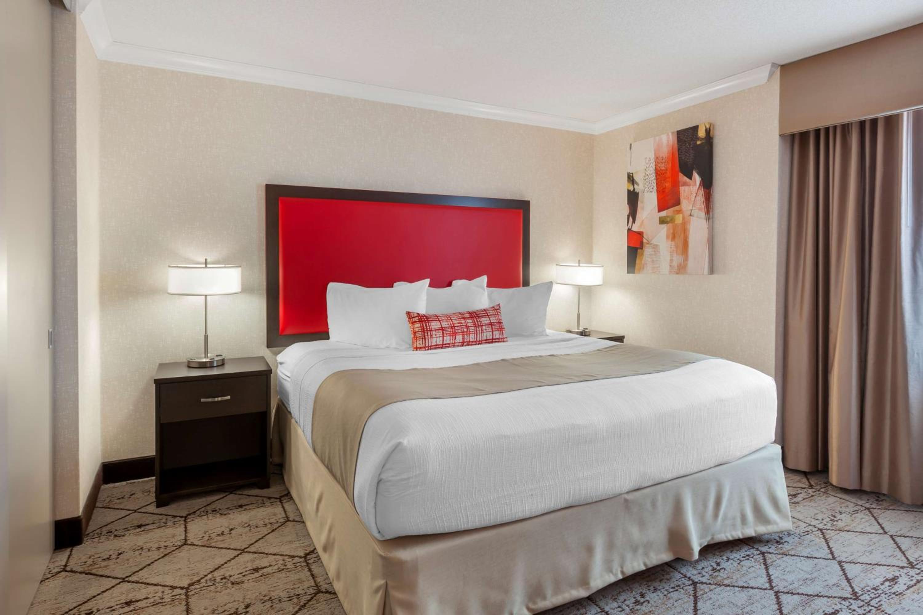 King Suite with Kitchenette - High Floor/Non-Smoking photo 3