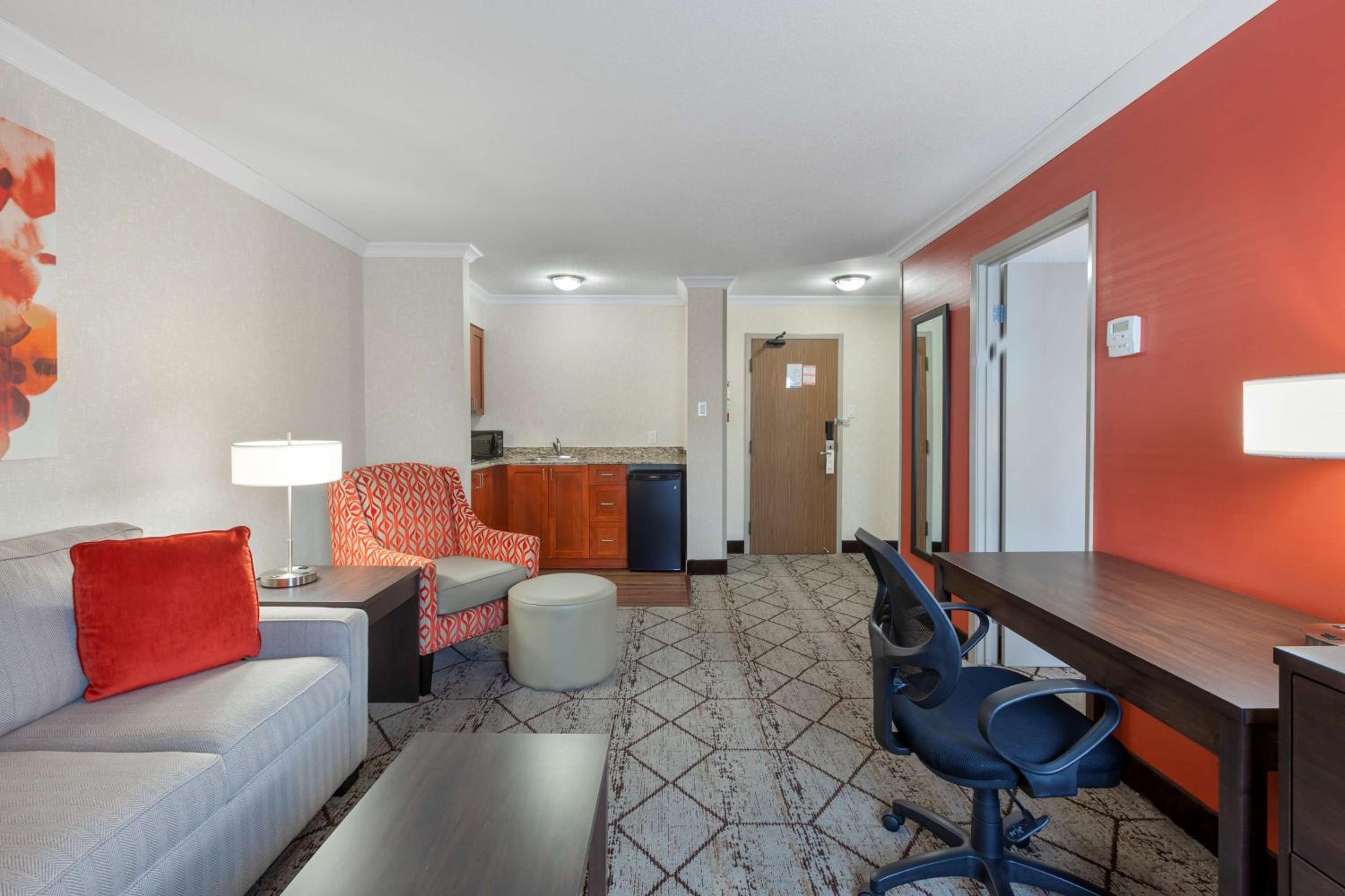 King Suite with Kitchenette - High Floor/Non-Smoking photo 1