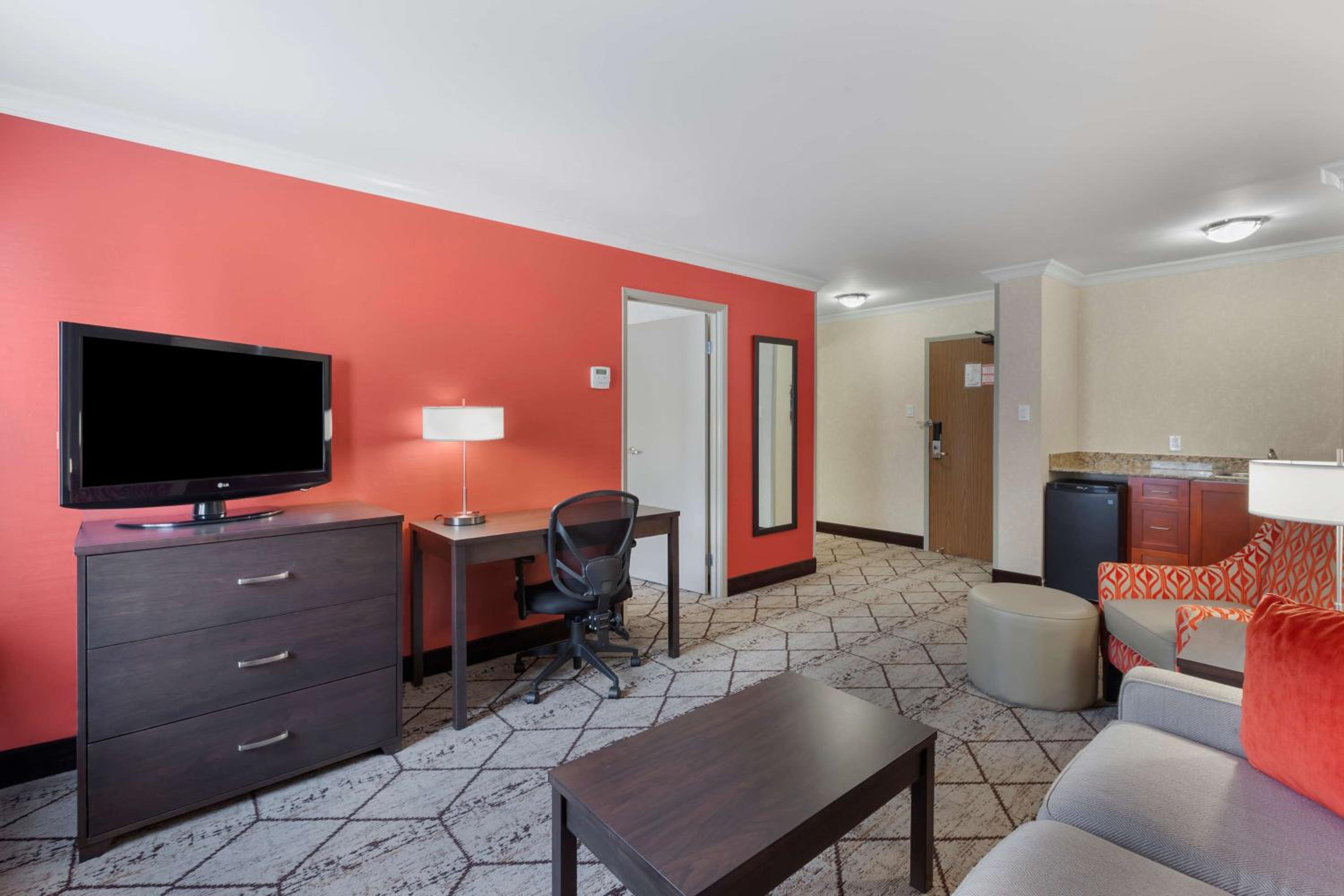 Queen suite with Kitchenette - Non-Smoking