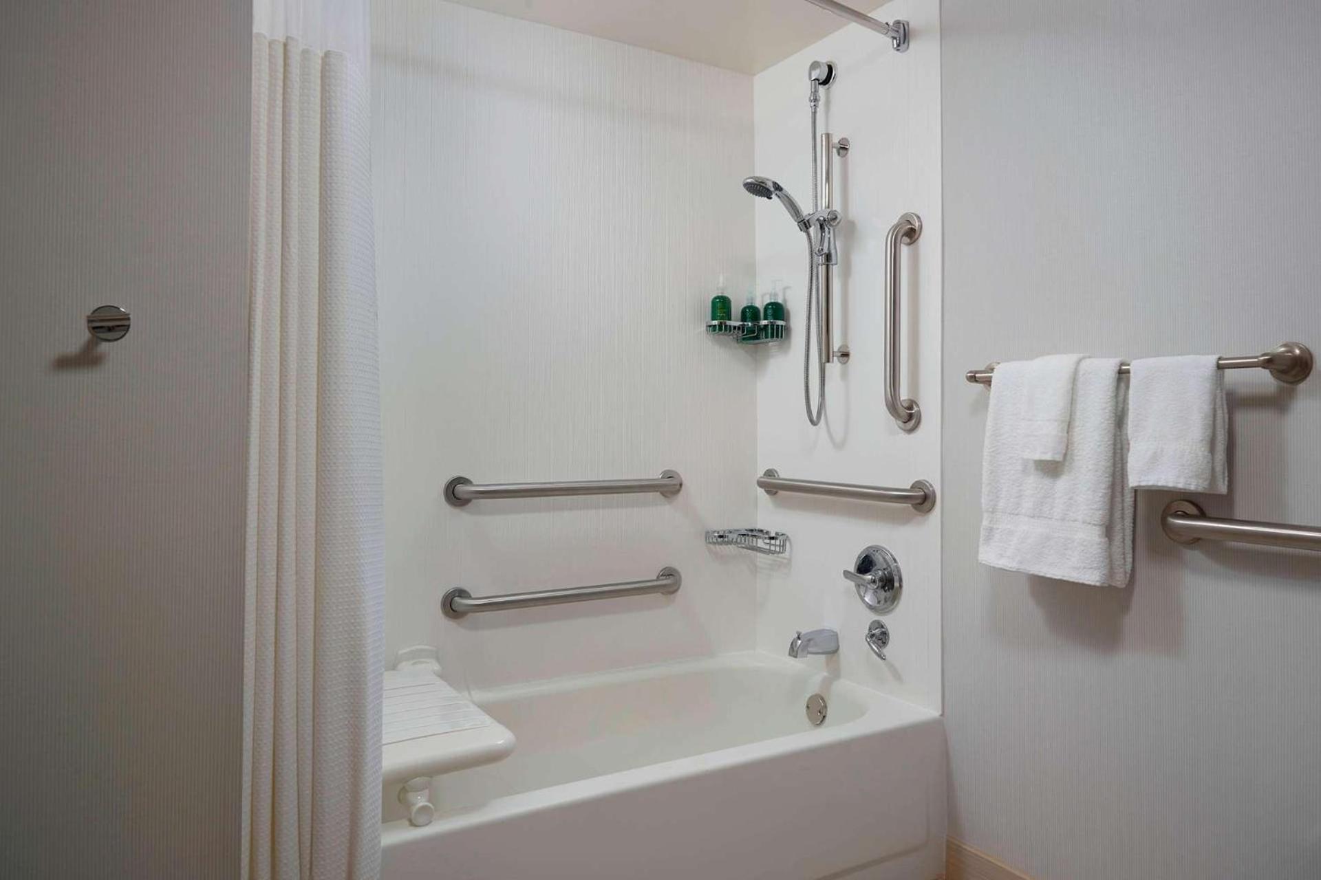 Mobility/Hearing Accessible - Deluxe King with Tub - Photo 4
