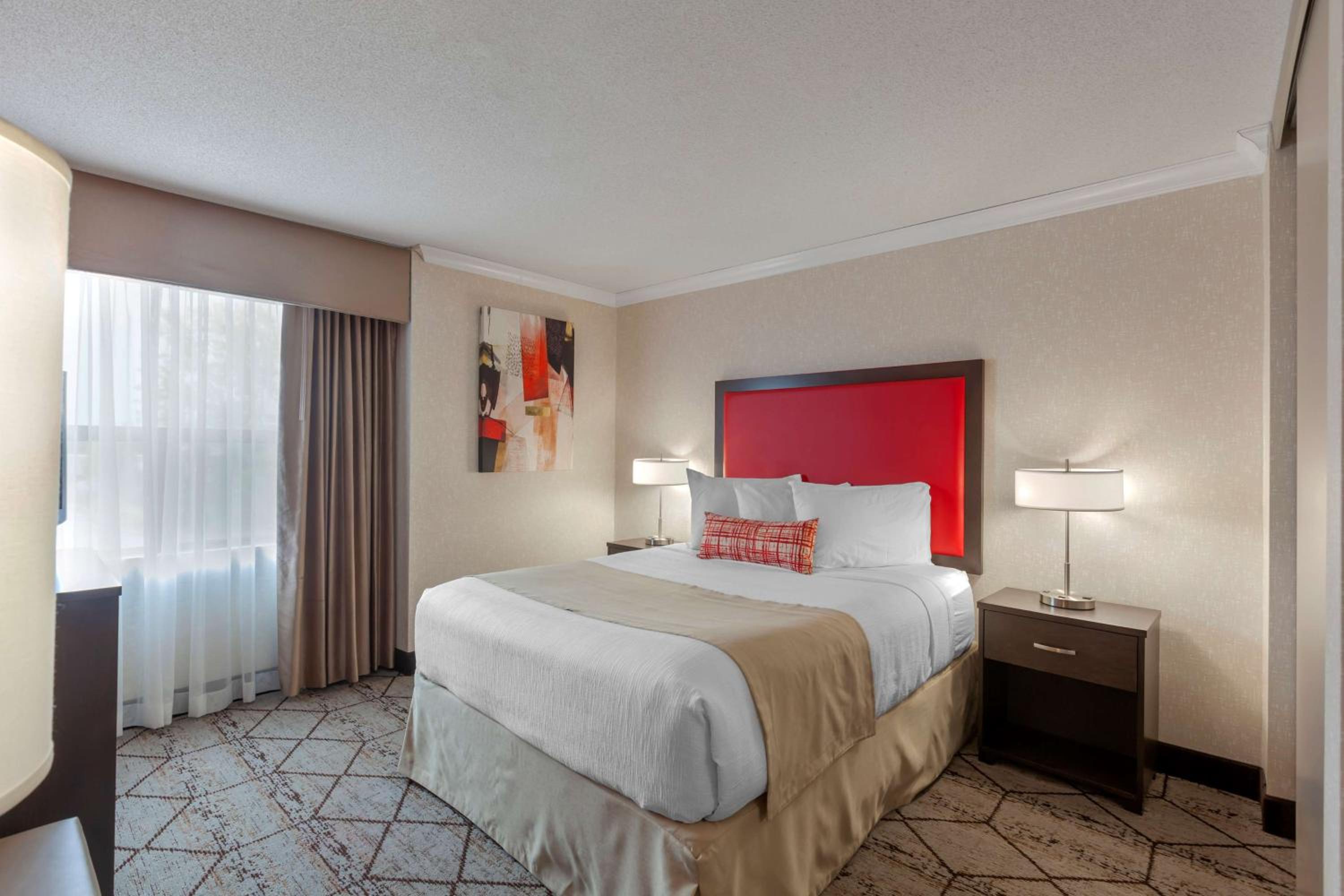 Queen suite with Kitchenette - Non-Smoking photo 1
