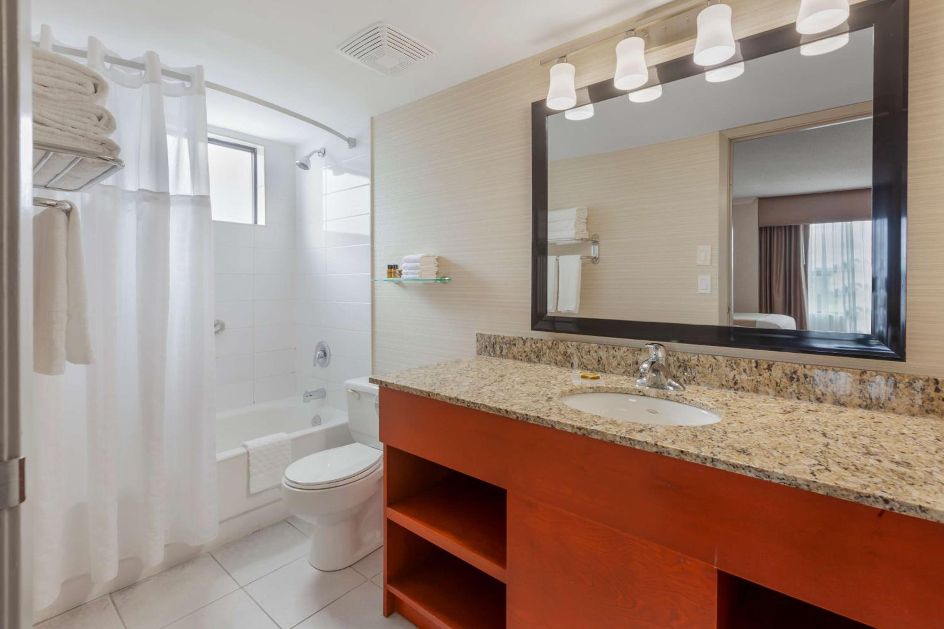 Two Queen Beds - Queen Suite, photo 7