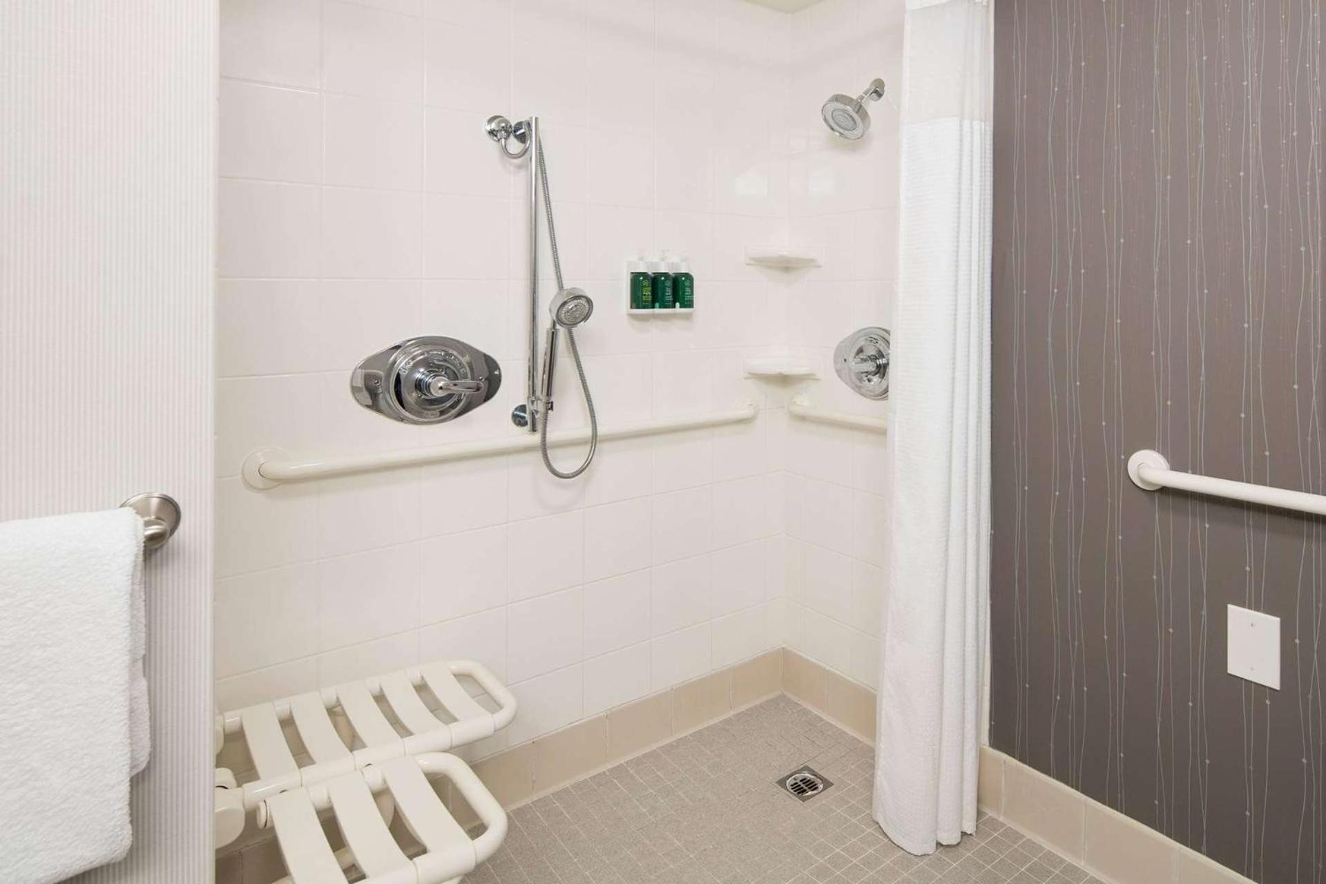 Queen Room with Two Queen Beds and Roll-In Shower - Mobility/Hearing Accessible - Photo 5