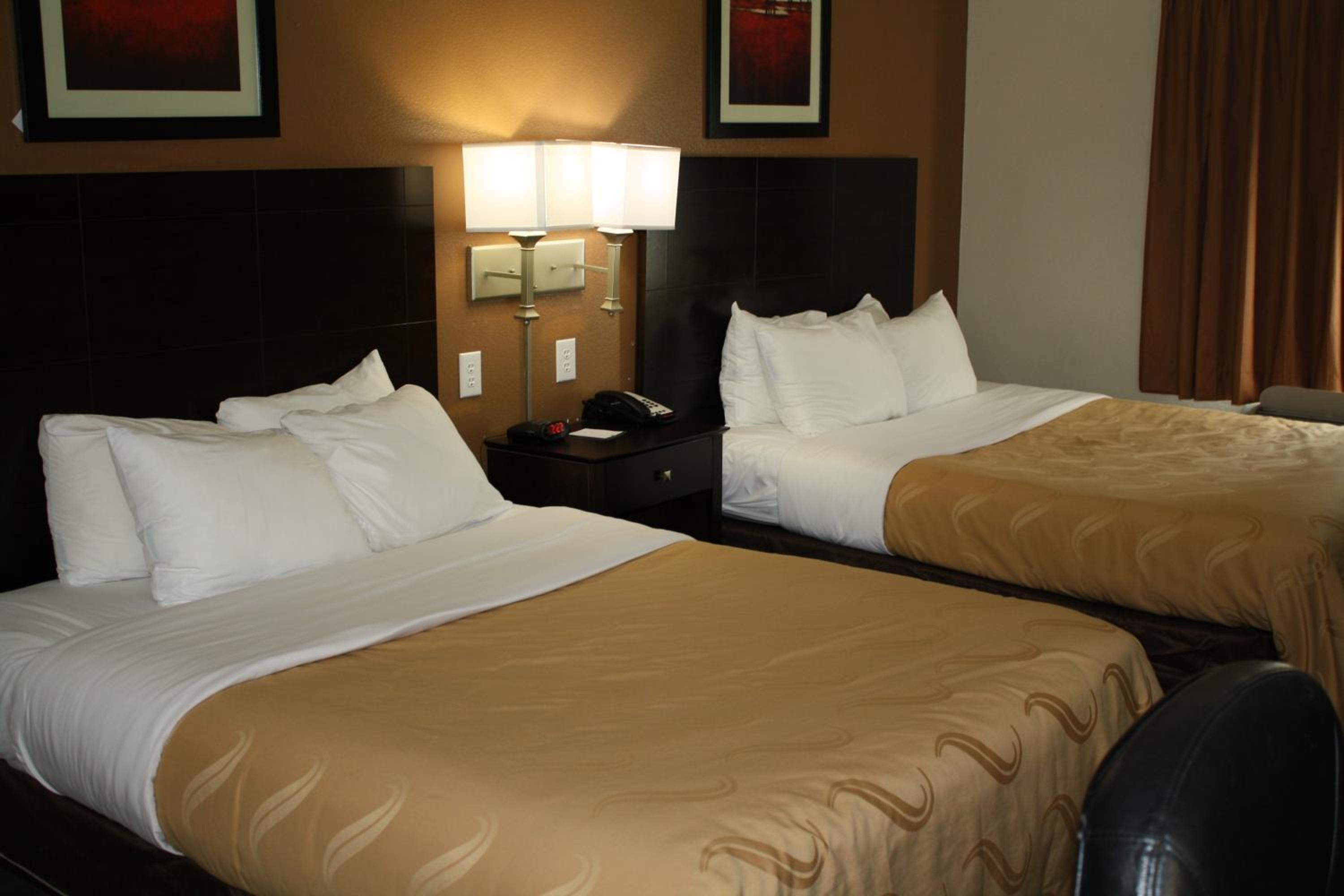 Queen Room with Two Queen Beds - Non-Smoking - Photo 11