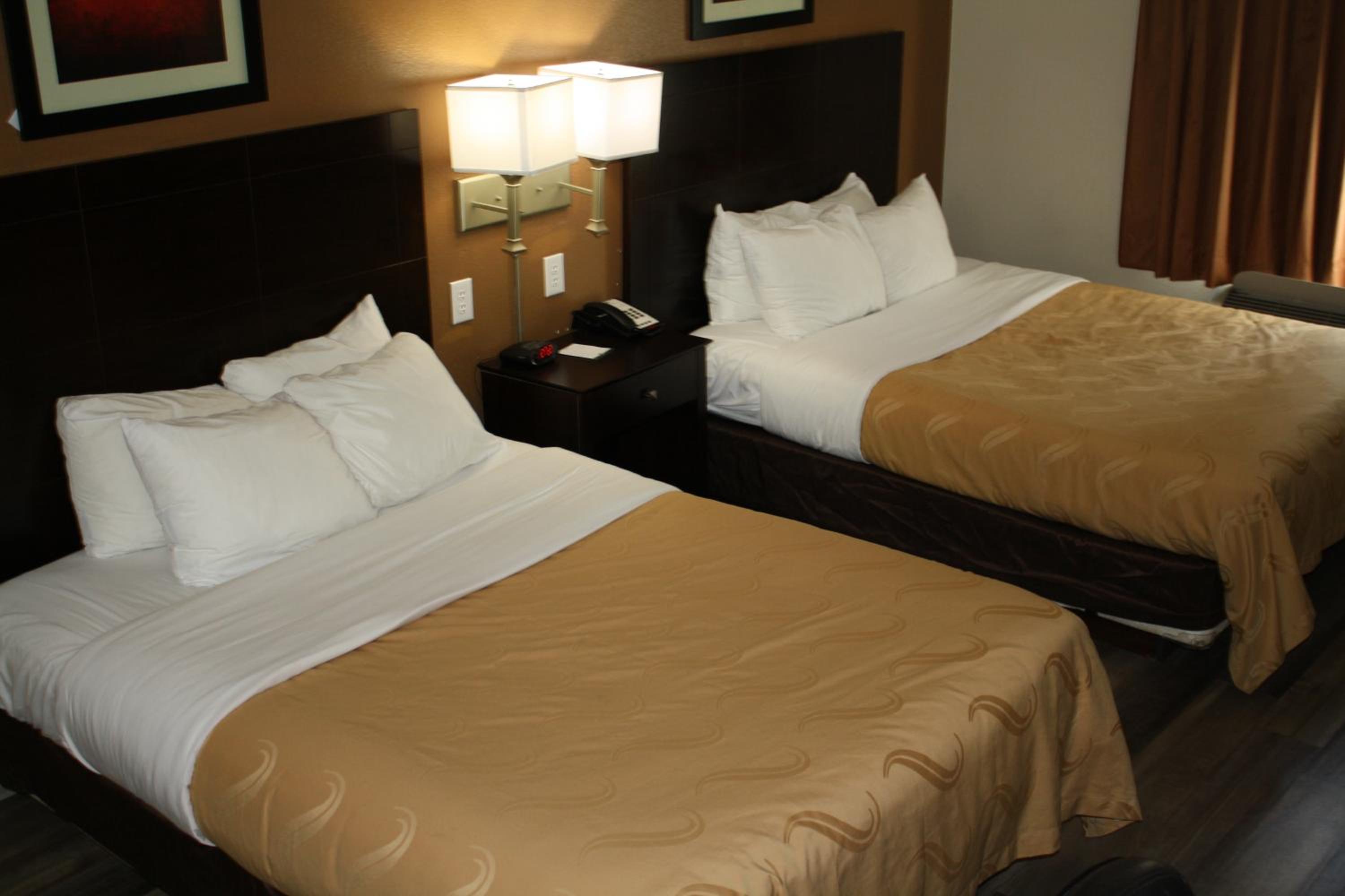 Queen Room with Two Queen Beds - Non-Smoking - Photo 8