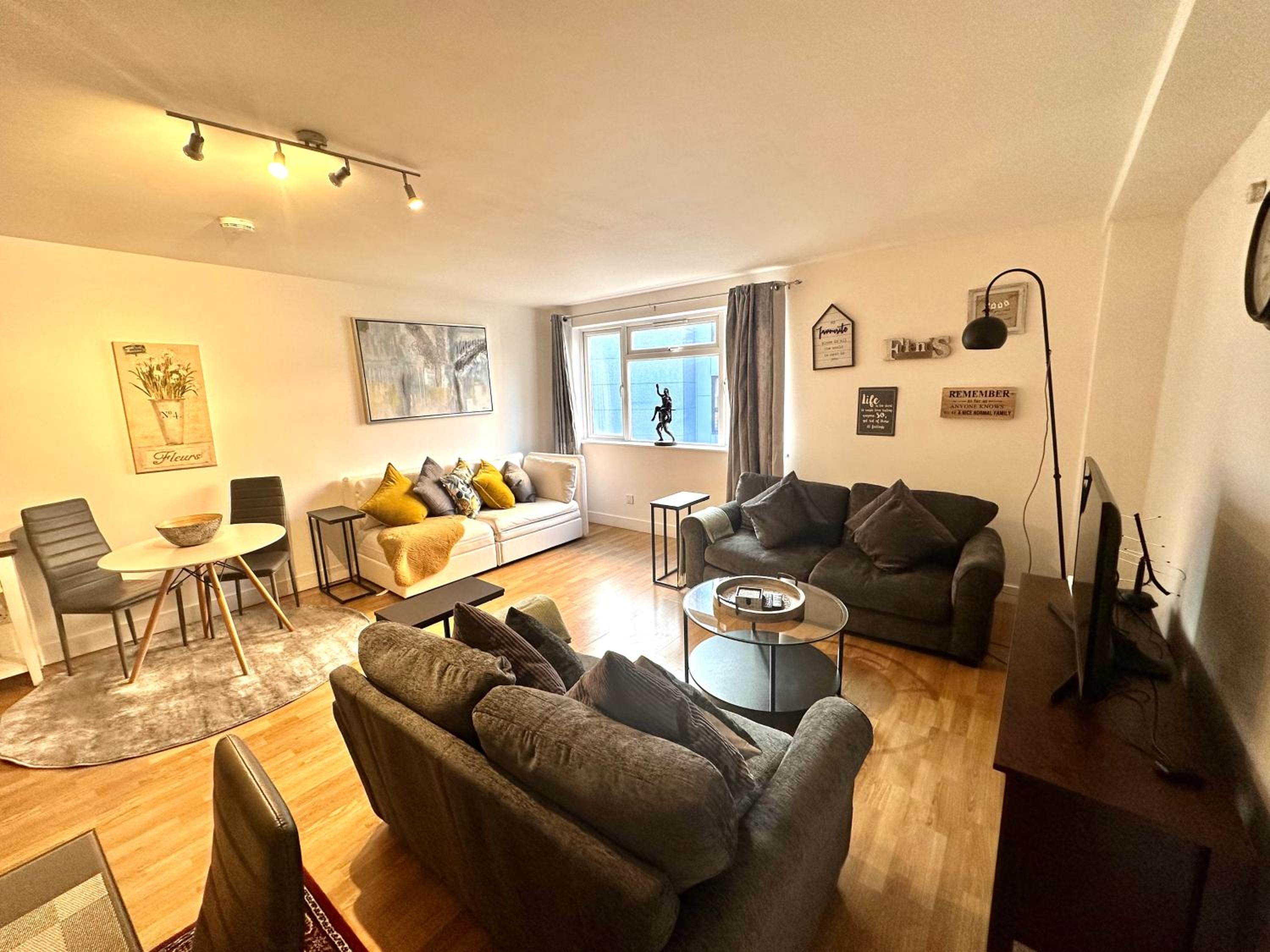 Apartment photo 2
