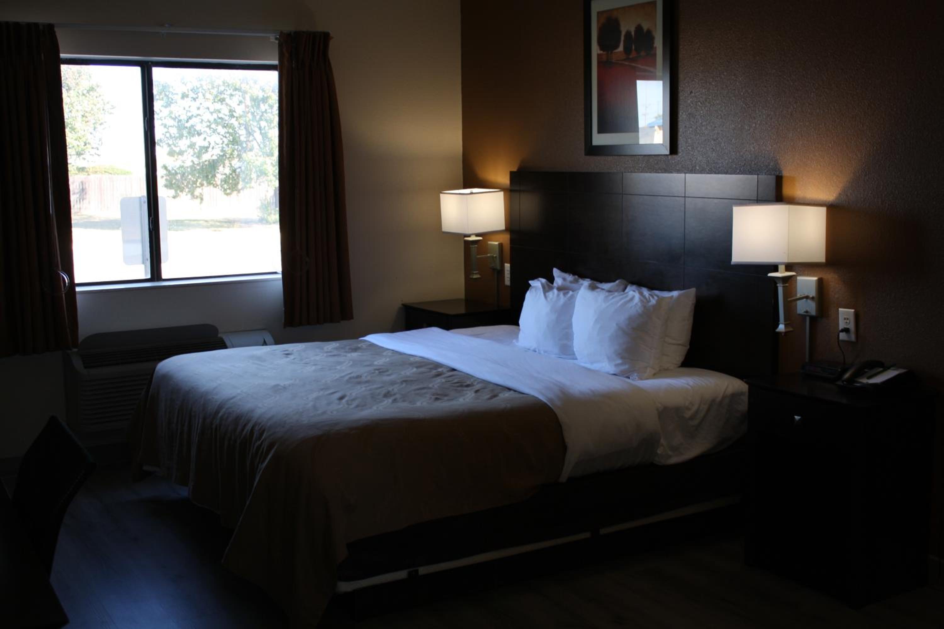 King Suite - Non-Smoking - Photo 3