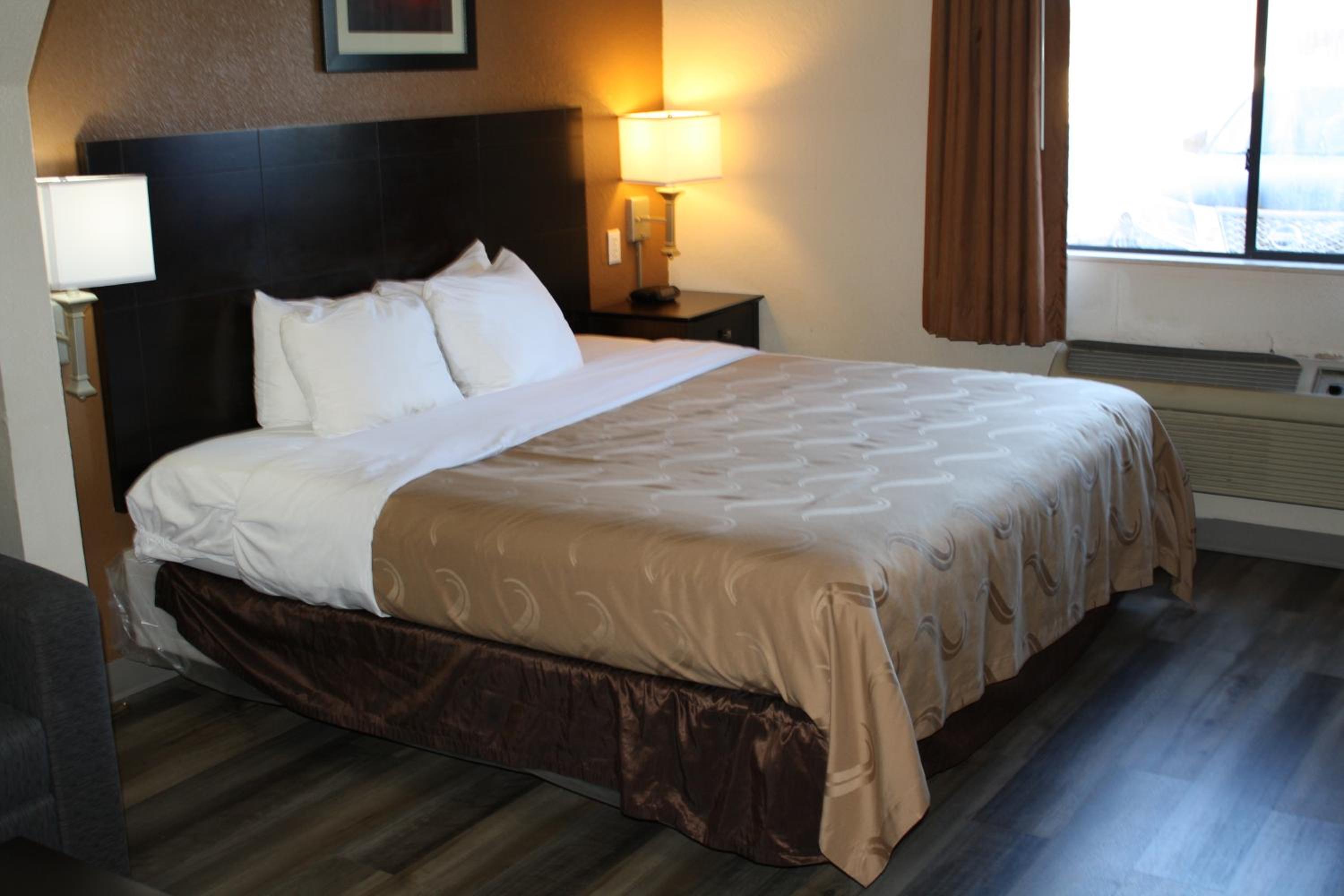 King Suite - Non-Smoking - Photo 2