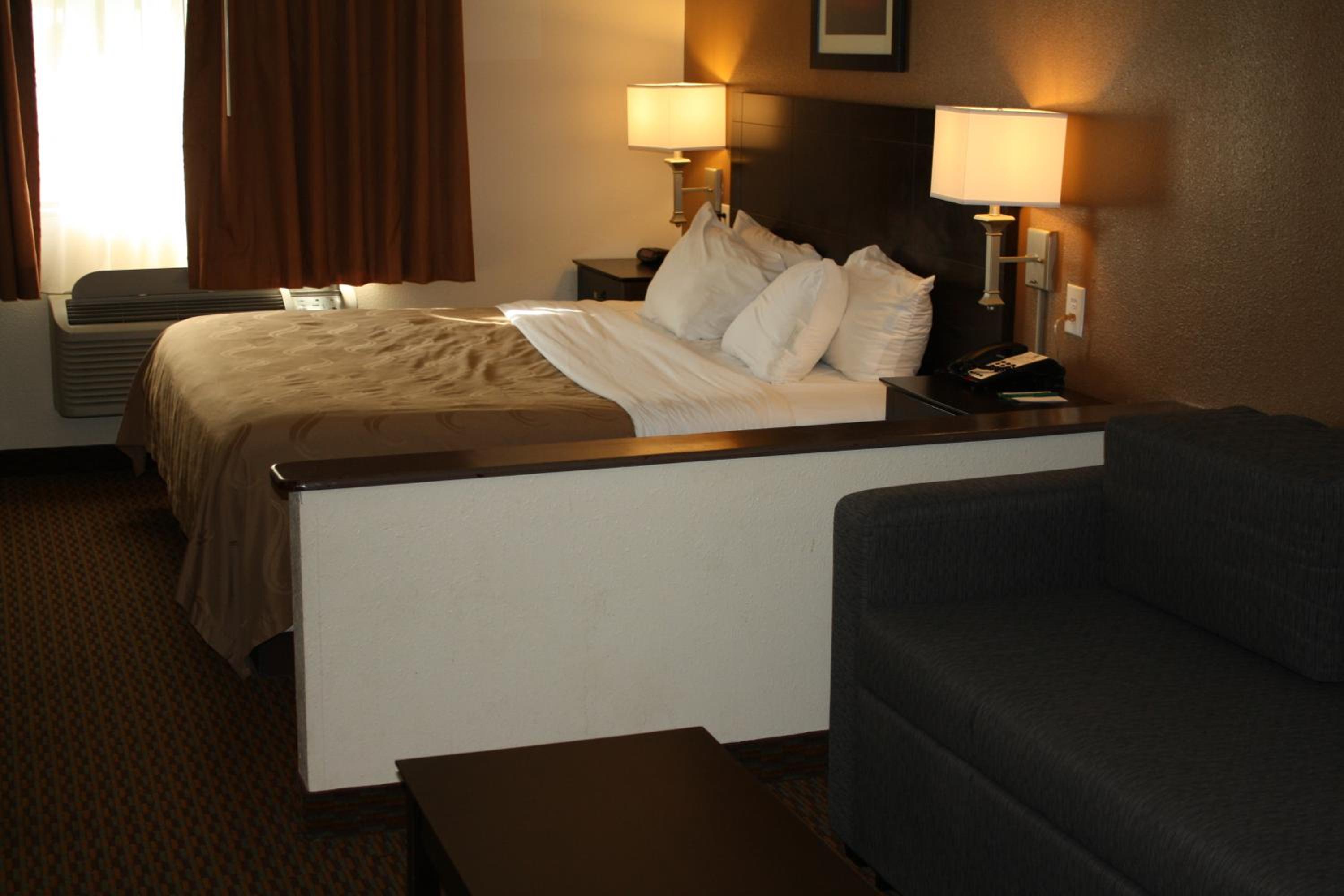 King Suite - Non-Smoking - Photo 18