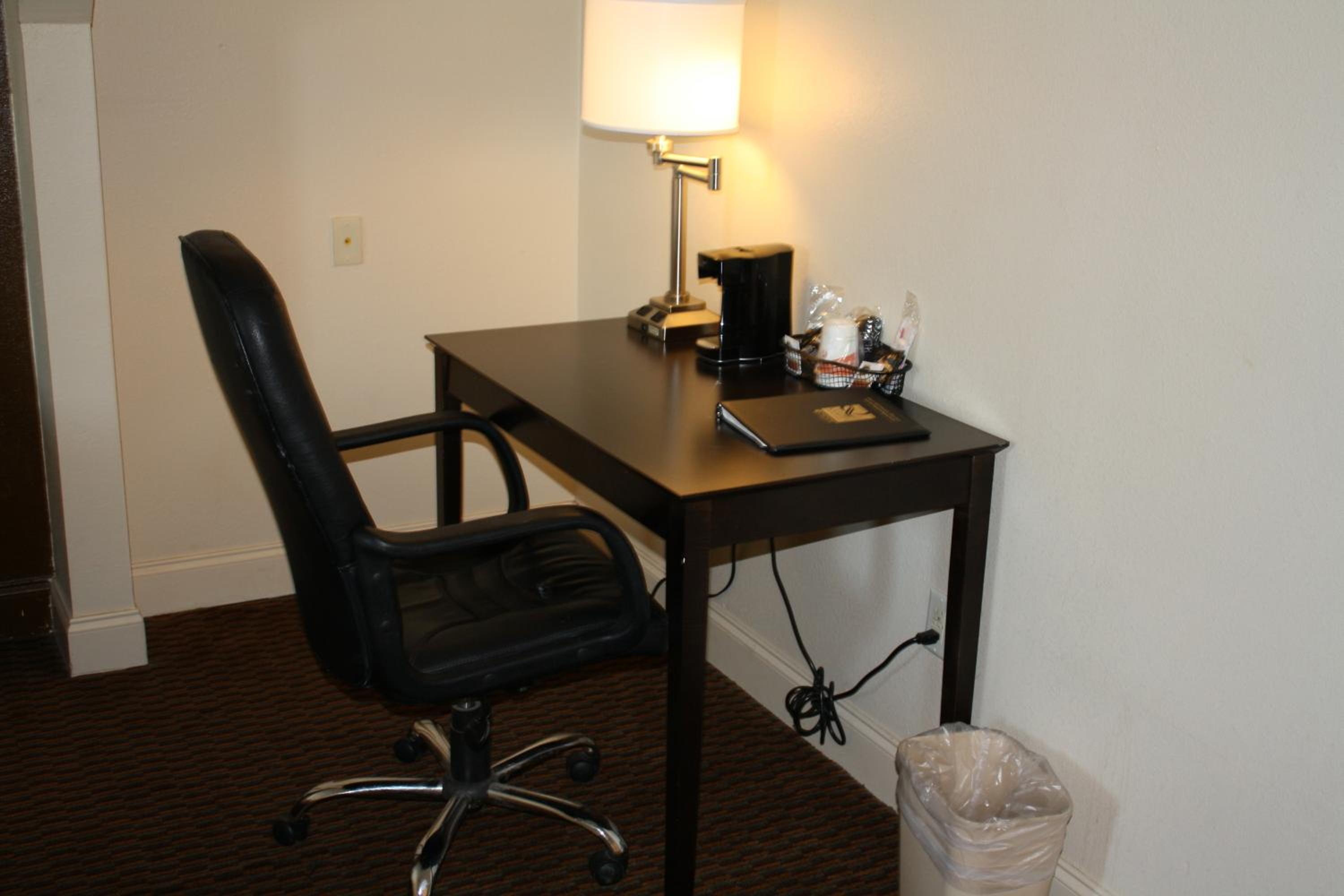 Double Room with Two Double Beds - Non-Smoking - Photo 9