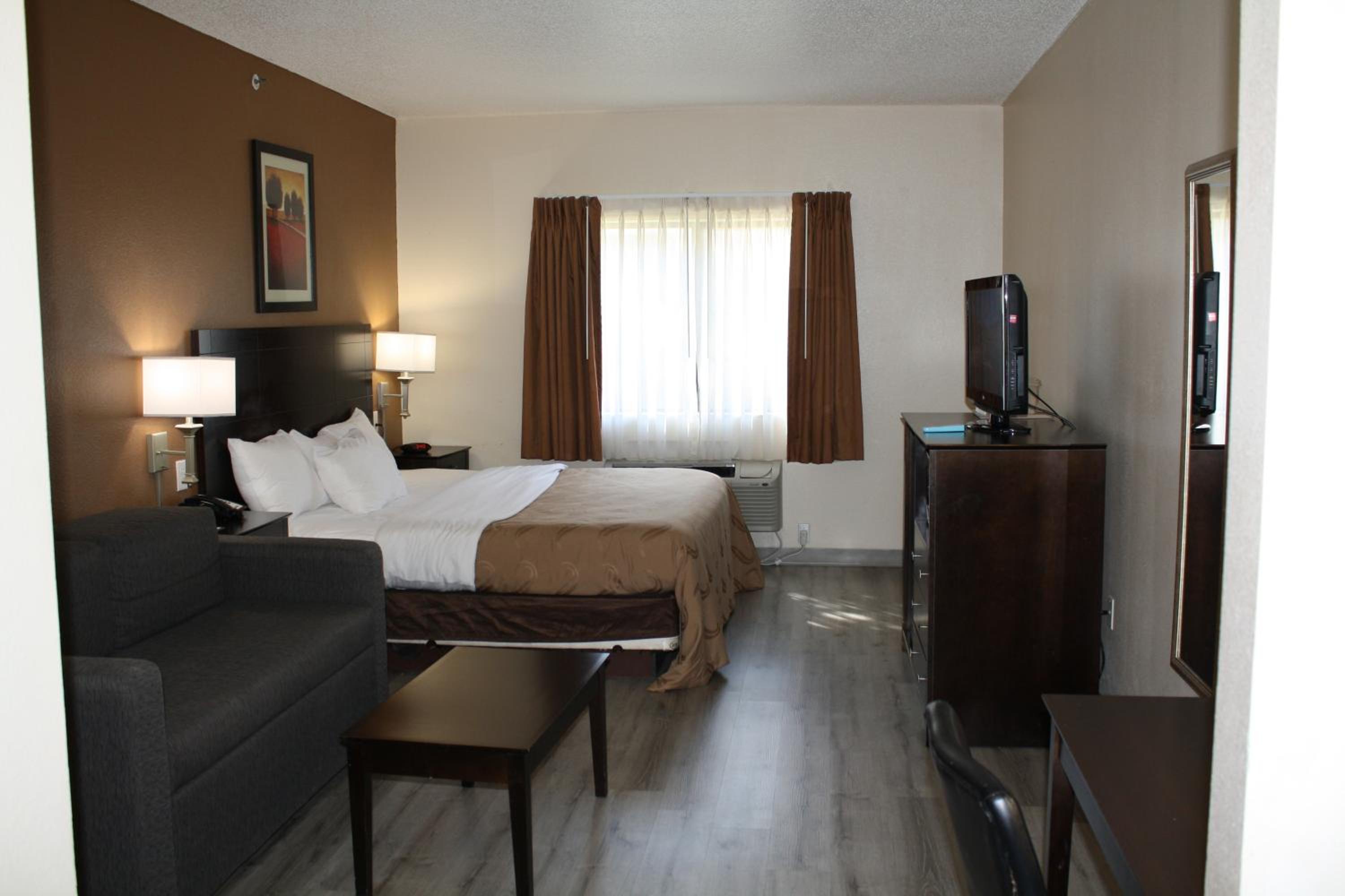 King Suite - Non-Smoking - Photo 11