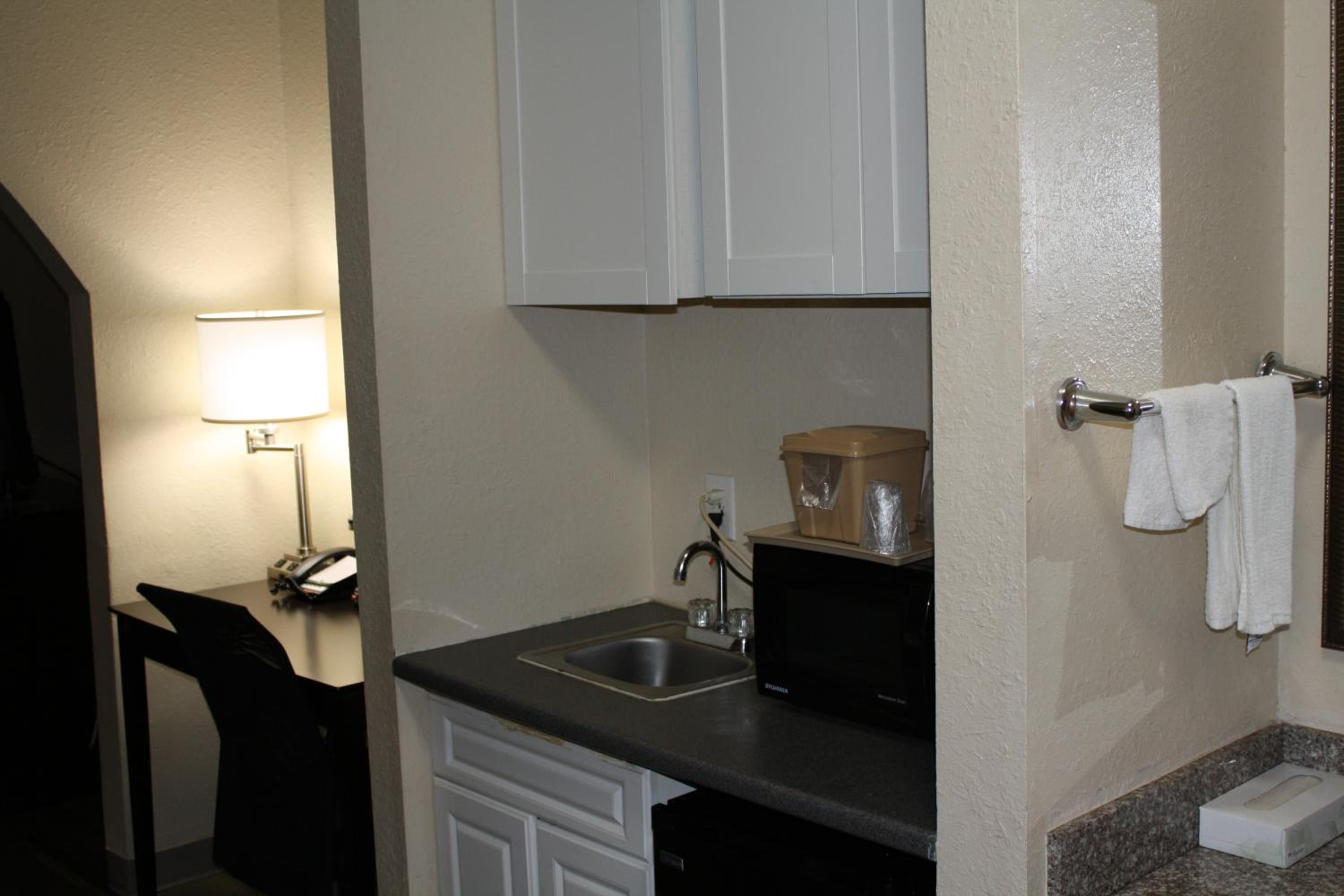Superior King Suite - Non-smoking - Photo 3