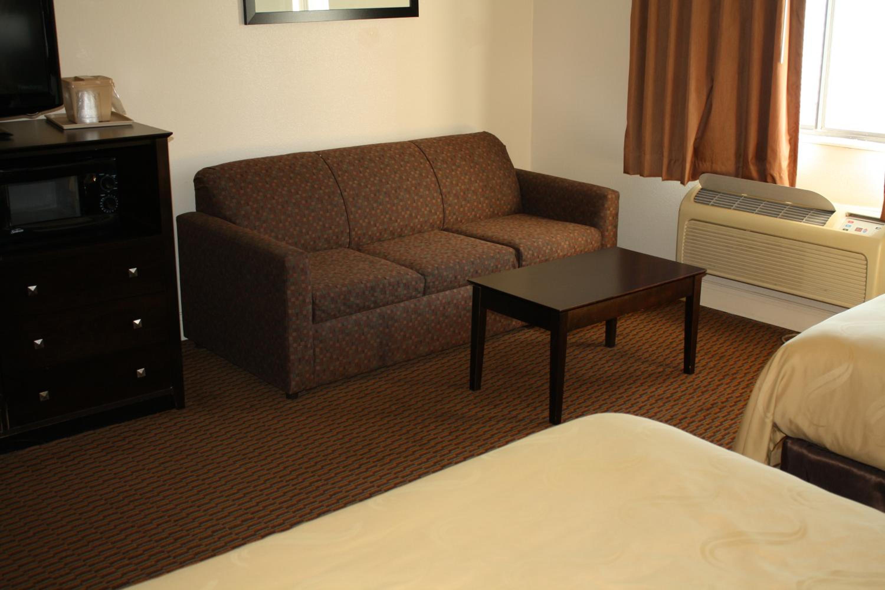 Queen Suite with Two Queen Beds - Non-Smoking - Photo 3