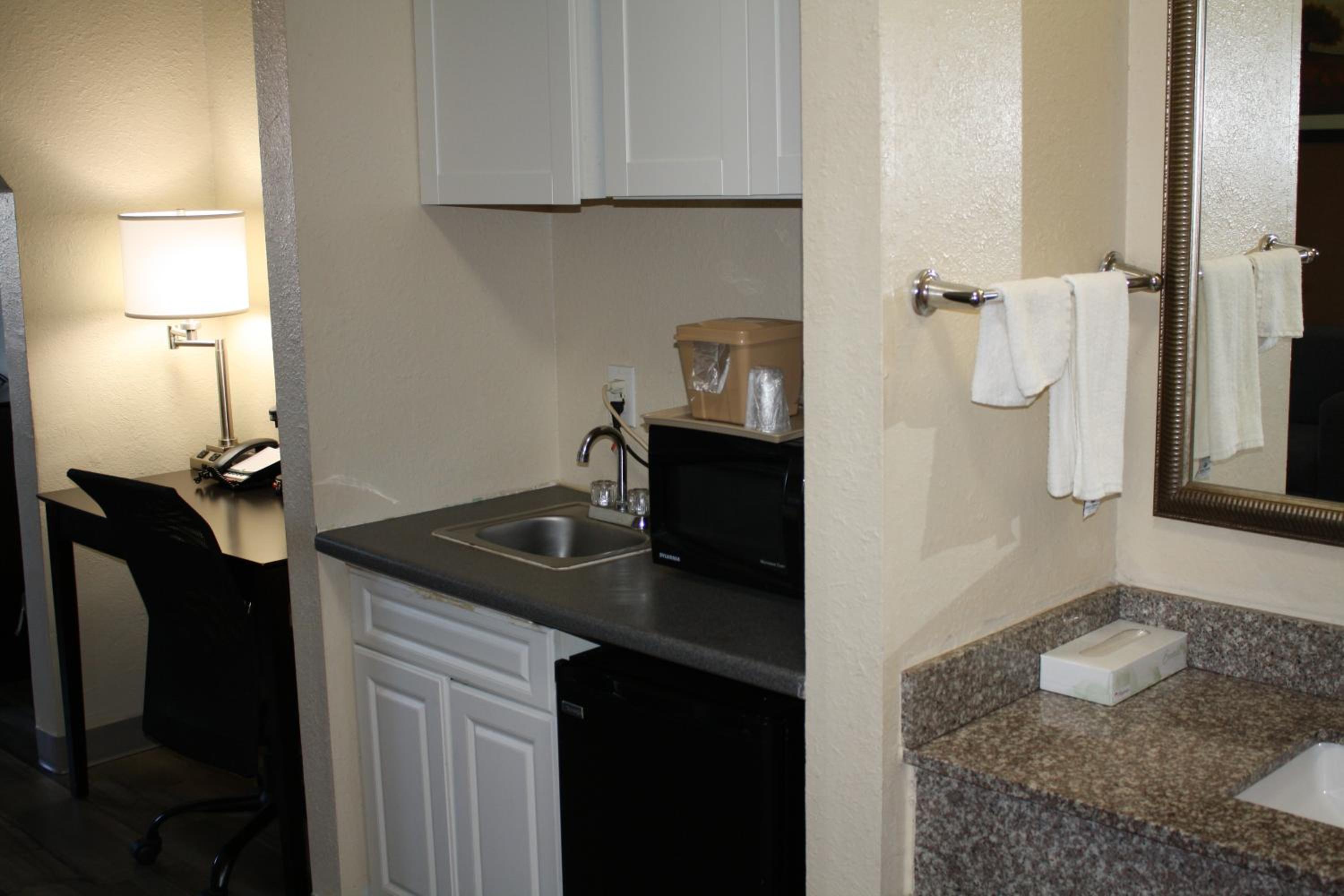 Queen Suite with Two Queen Beds - Non-Smoking - Photo 5